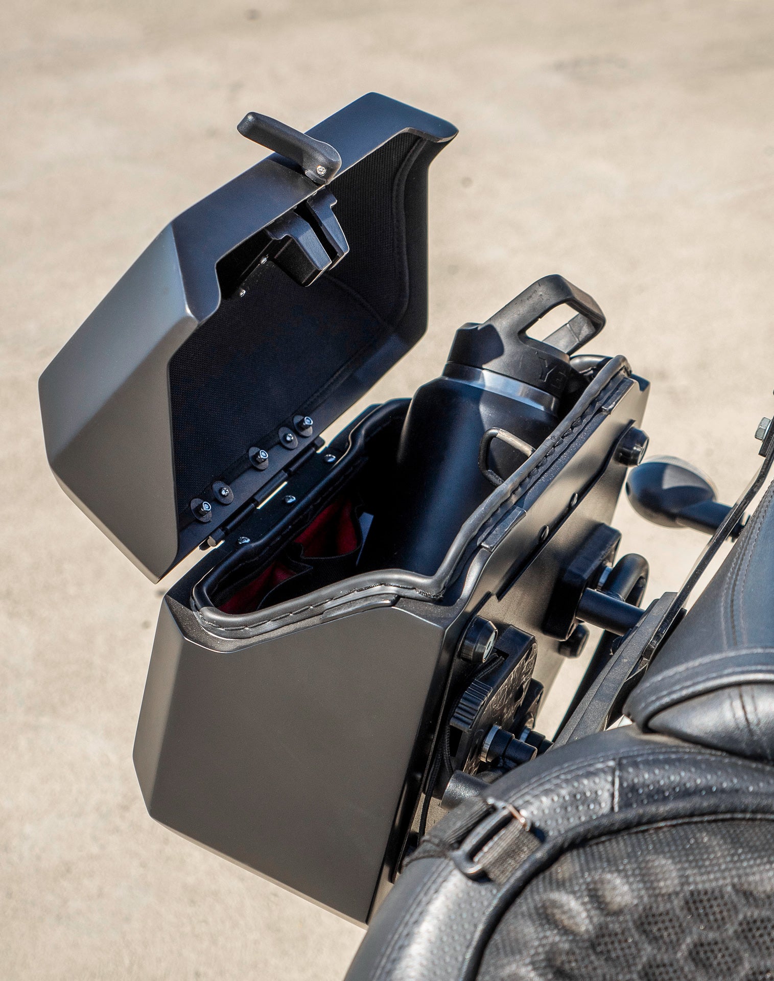 20L - Outlaw Quick-Mount Small Kawasaki Vulcan S Matte Hard Saddlebags Life style 4