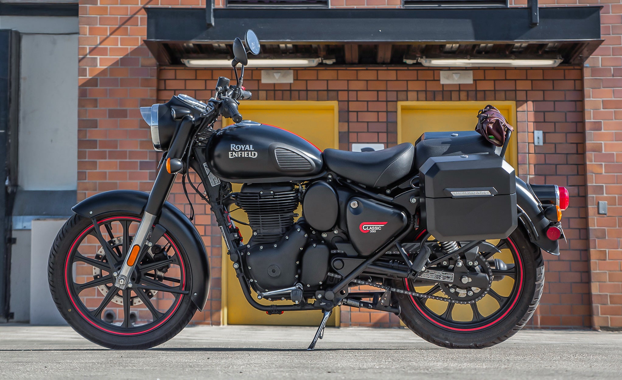 20L - Outlaw Quick-Mount Small Royal Enfield Classic 350 Matte Hard Saddlebags Life Style Photo @expand