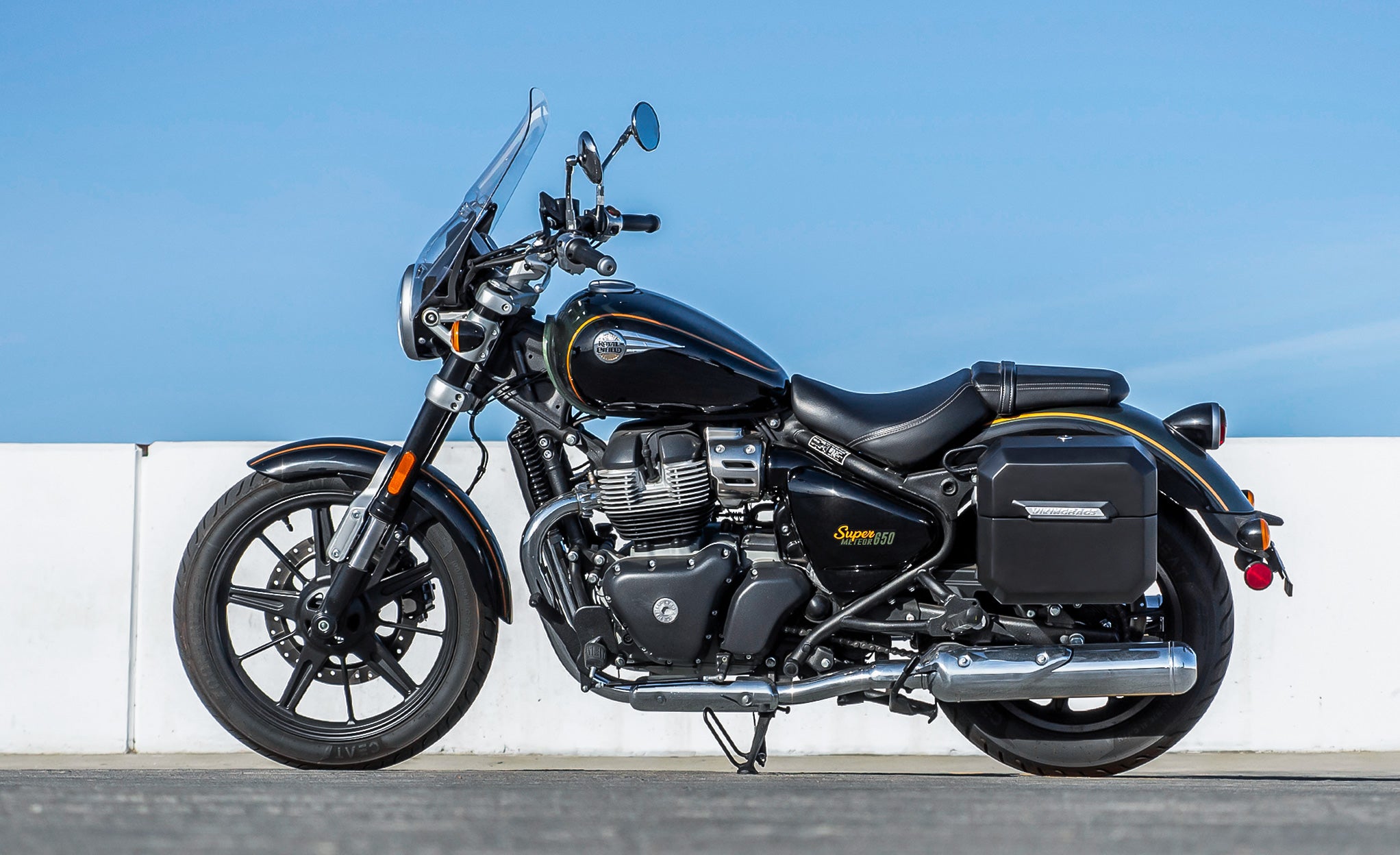 20L - Outlaw Quick-Mount Small Royal Enfield Super Meteor 650 Matte Hard Saddlebags Life Style Photo @expand