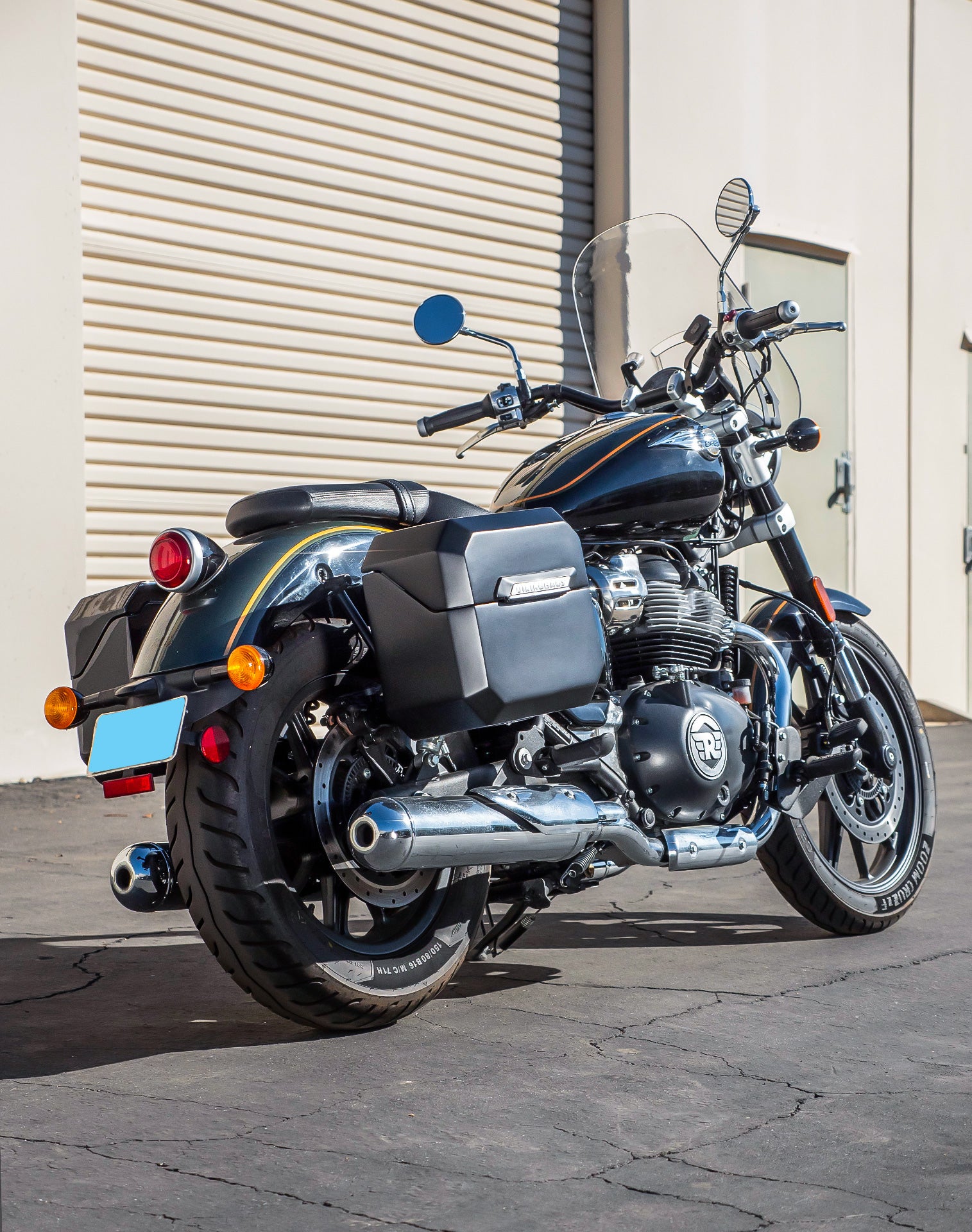 20L - Outlaw Quick-Mount Small Royal Enfield Super Meteor 650 Matte Hard Saddlebags Life style 1