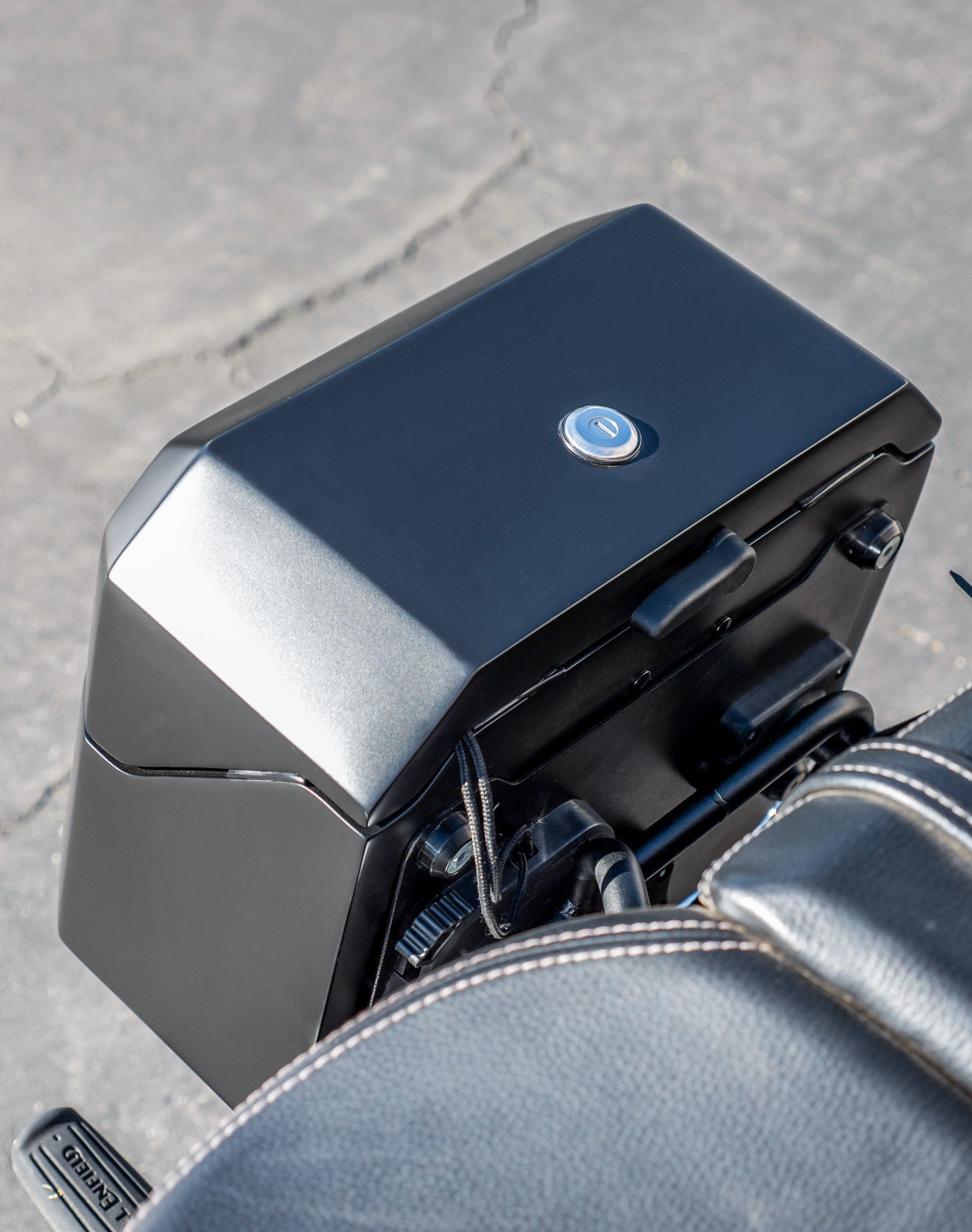 20L - Outlaw Quick-Mount Small Royal Enfield Super Meteor 650 Matte Hard Saddlebags Life style 3