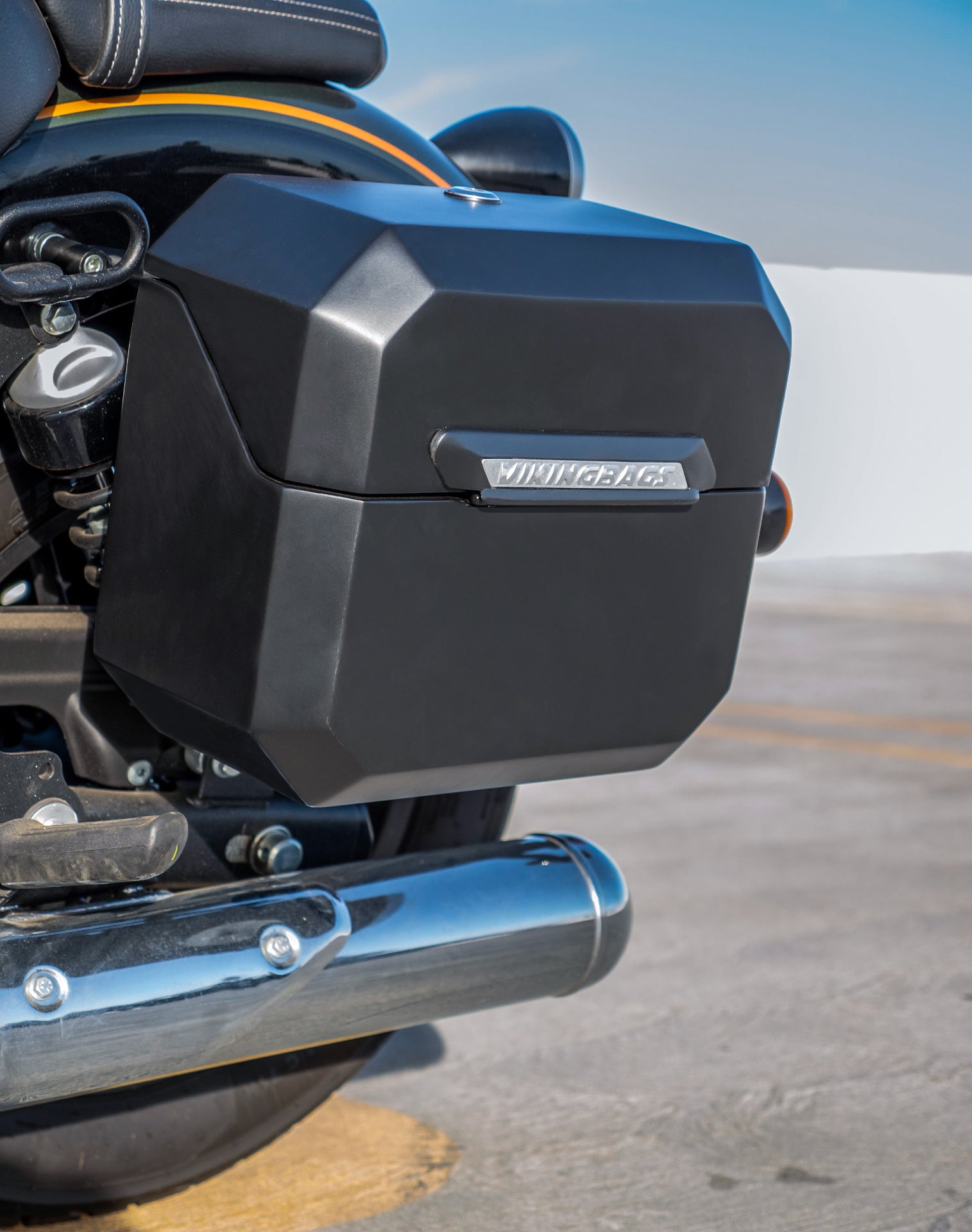 20L - Outlaw Quick-Mount Small Royal Enfield Super Meteor 650 Matte Hard Saddlebags Life style 2