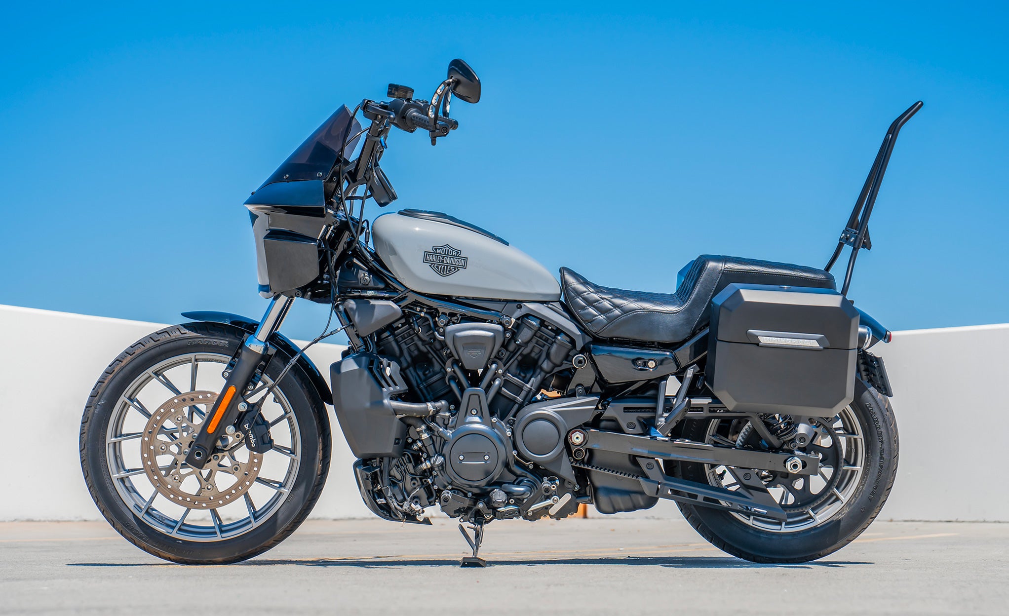 20L - Outlaw Quick-Mount Small Harley Nightster RH975/S Matte Saddlebags Lifestyle @expand