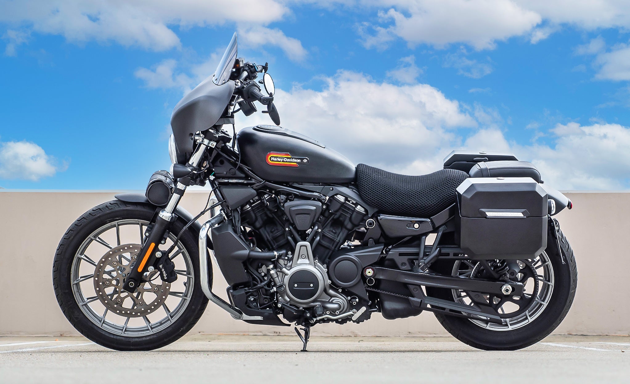 20L - Outlaw Quick-Mount Small Harley Sportster Nightster RH975/S Matte Saddlebags Life Style Photo @expand