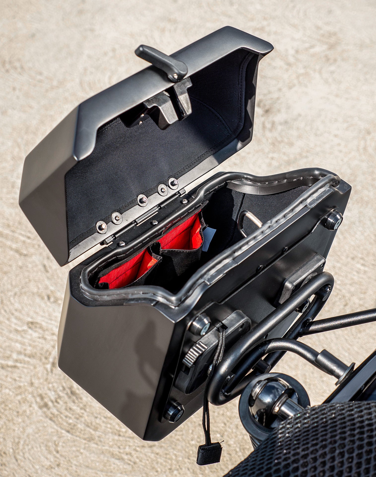 20L - Outlaw Quick-Mount Small Harley Sportster Nightster RH975/S Matte Saddlebags Life style 4