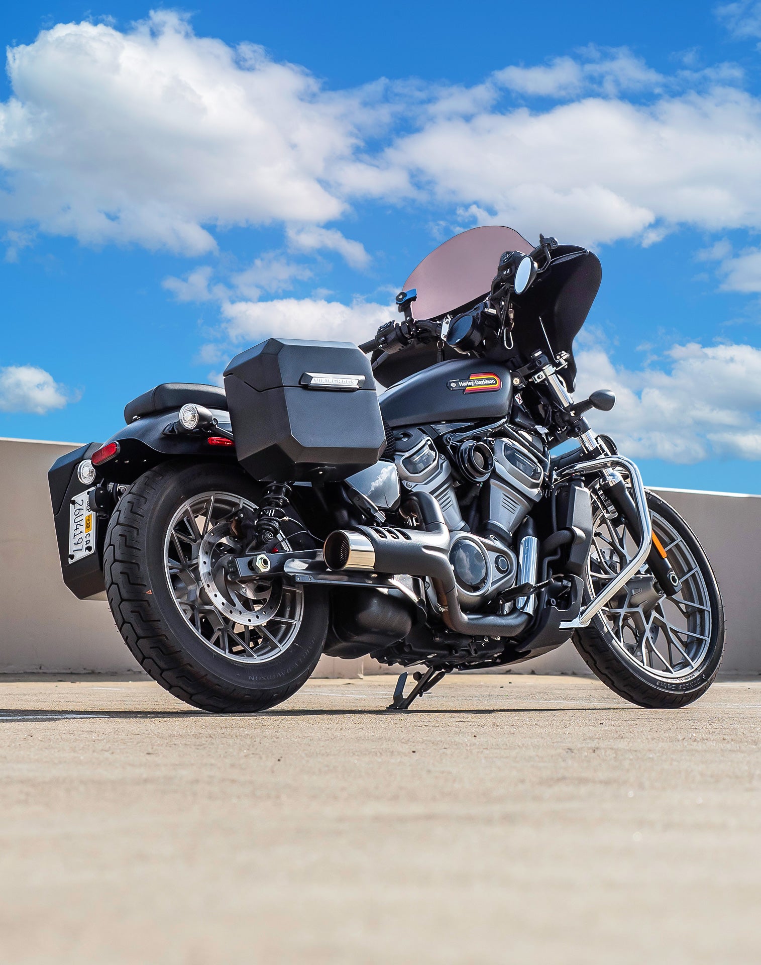 20L - Outlaw Quick-Mount Small Harley Sportster Nightster RH975/S Matte Saddlebags Life style 1