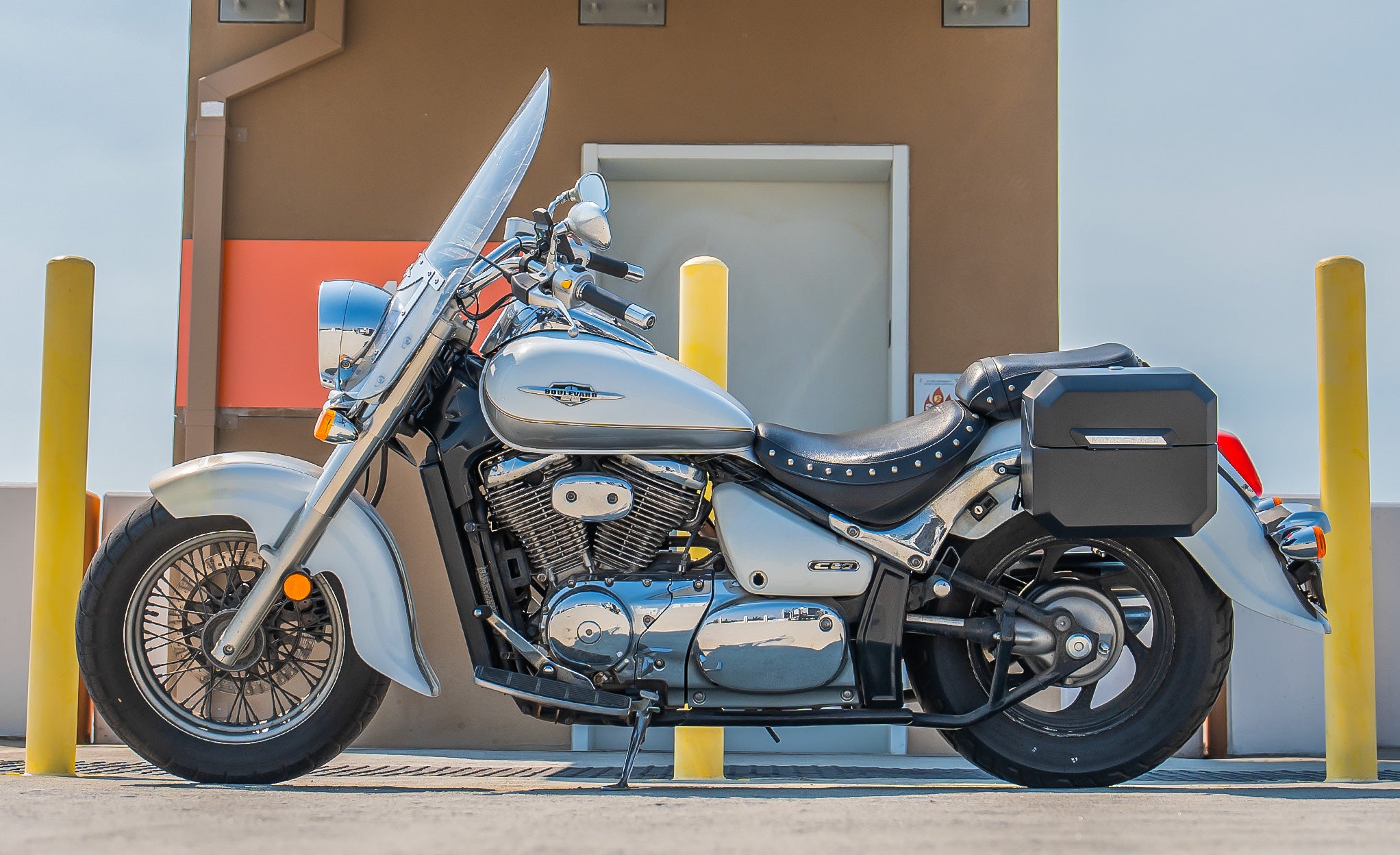 20L - Outlaw Quick-Mount Small Suzuki Boulevard C50 VL800 Matte Hard Saddlebags Life Style Photo @expand