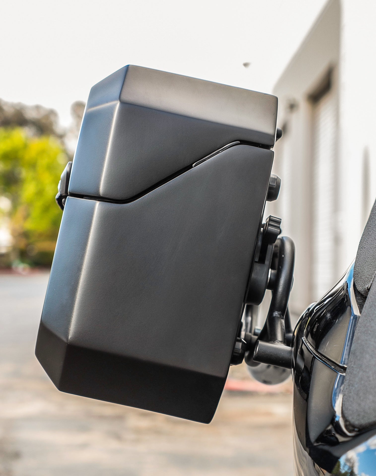 20L - Outlaw Quick-Mount Small Suzuki Boulevard M109 VZR1800 Matte Hard Saddlebags Life style 3