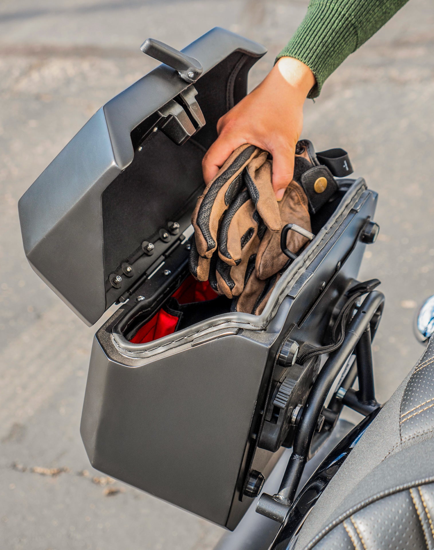 20L - Outlaw Quick-Mount Small Suzuki Boulevard M109 VZR1800 Matte Hard Saddlebags Life style 4