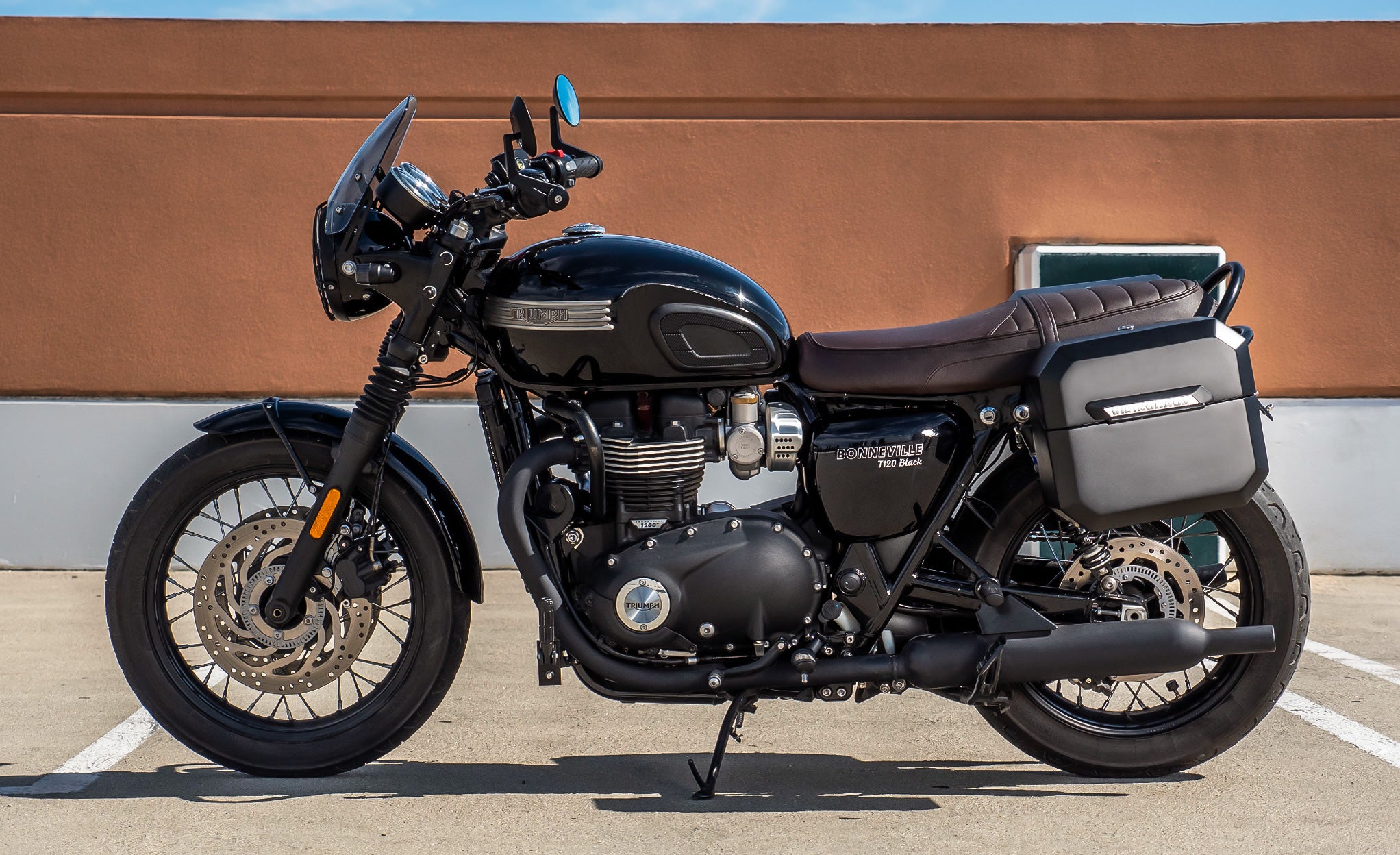 20L - Outlaw Quick-Mount Small Triumph Bonneville T100 Matte Hard Saddlebags Life Style Photo @expand