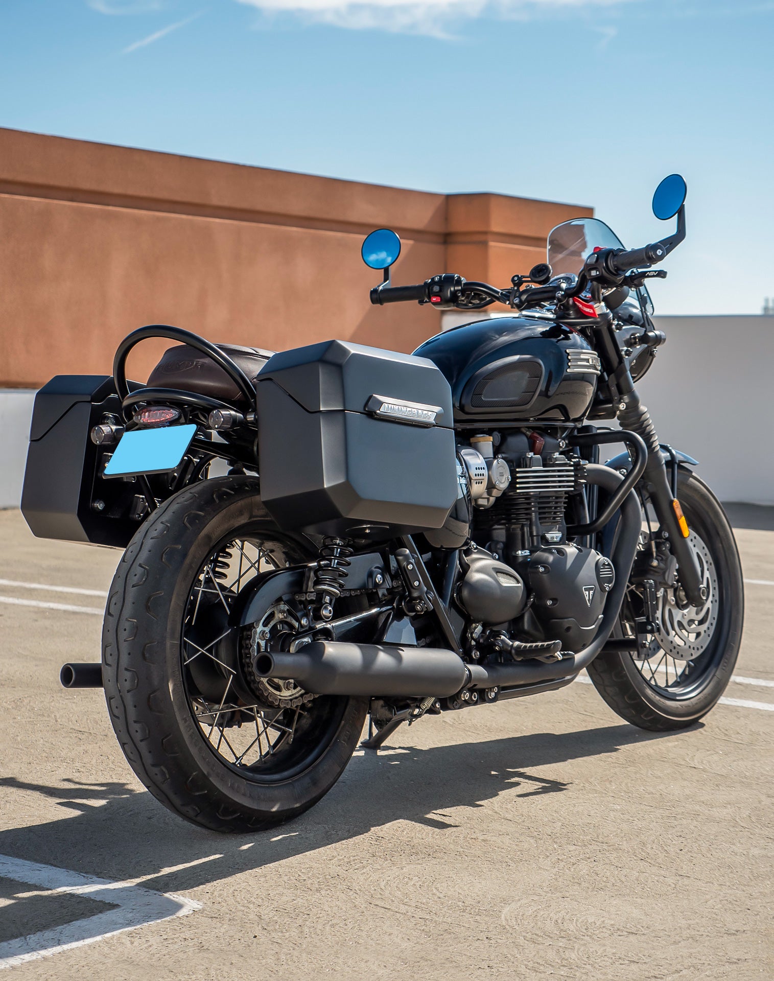 20L - Outlaw Quick-Mount Small Triumph Bonneville T100 Matte Hard Saddlebags Life style 1