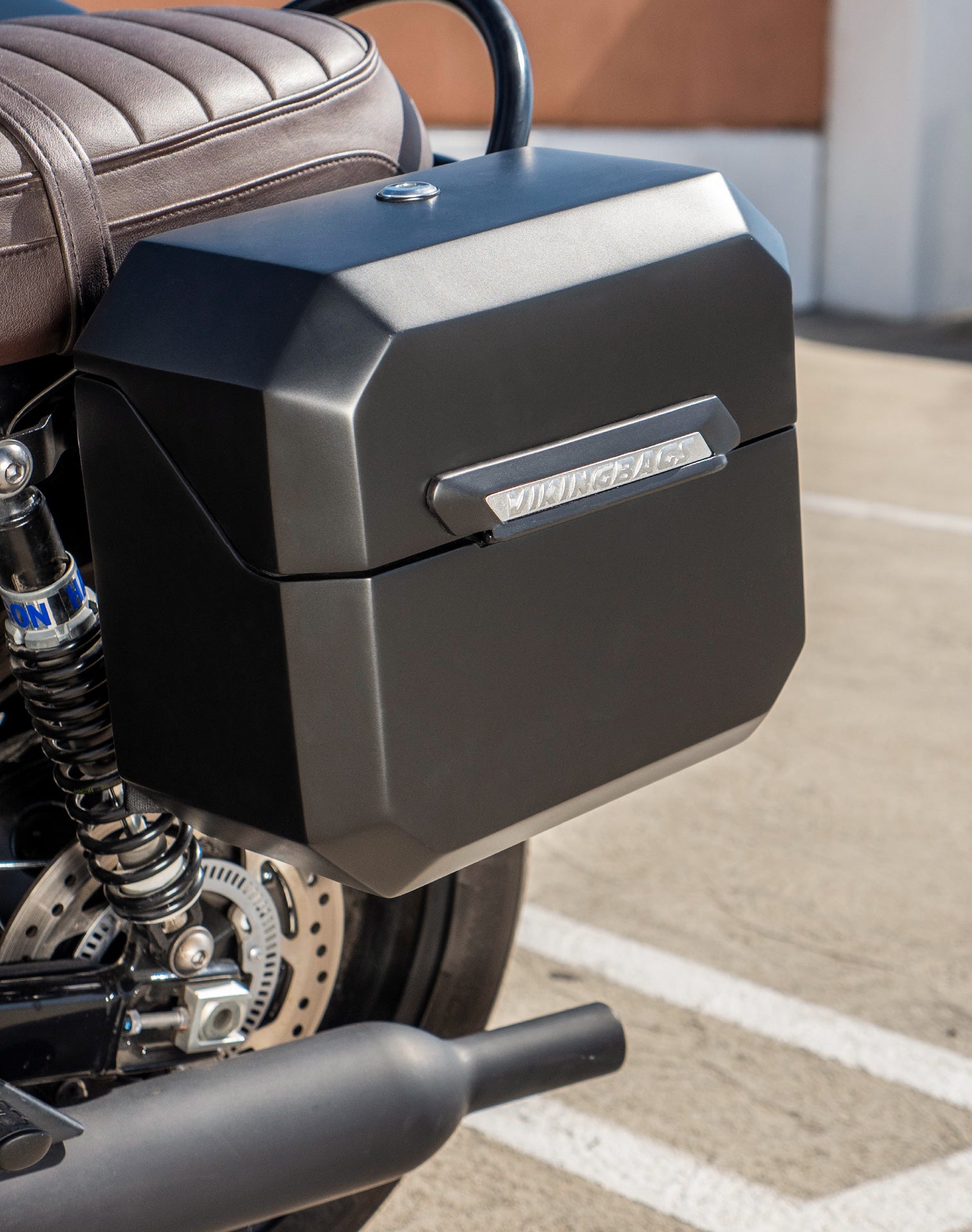 20L - Outlaw Quick-Mount Small Triumph Bonneville T100 Matte Hard Saddlebags Life style 2