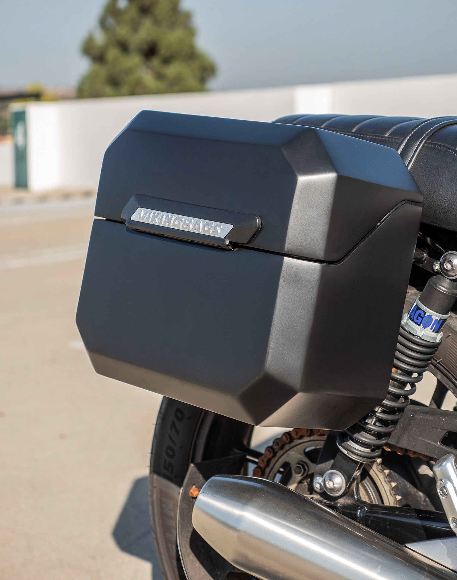 20L - Outlaw Quick-Mount Small Triumph Street Twin 900 Matte Hard Saddlebags Life style 2