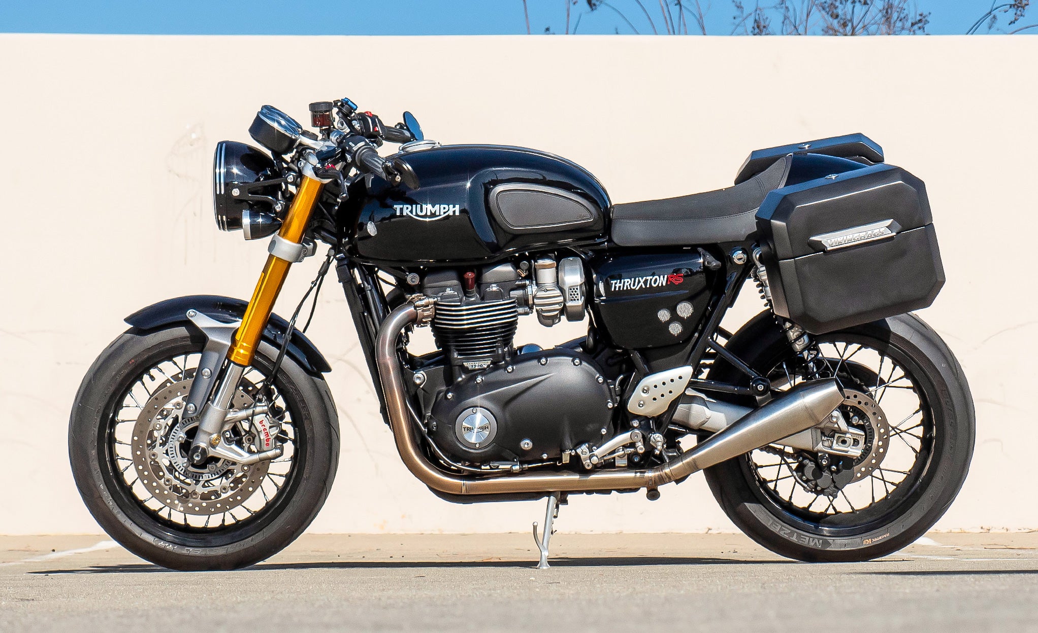 20L - Outlaw Quick-Mount Small Triumph Thruxton RS Matte Hard Saddlebags Life Style Photo @expand