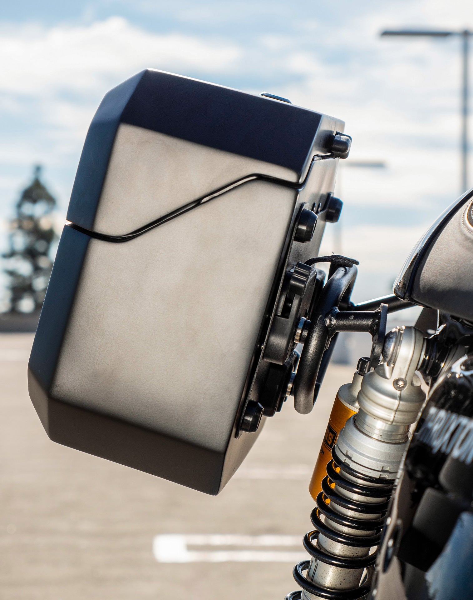 20L - Outlaw Quick-Mount Small Triumph Thruxton RS Matte Hard Saddlebags Life style 3