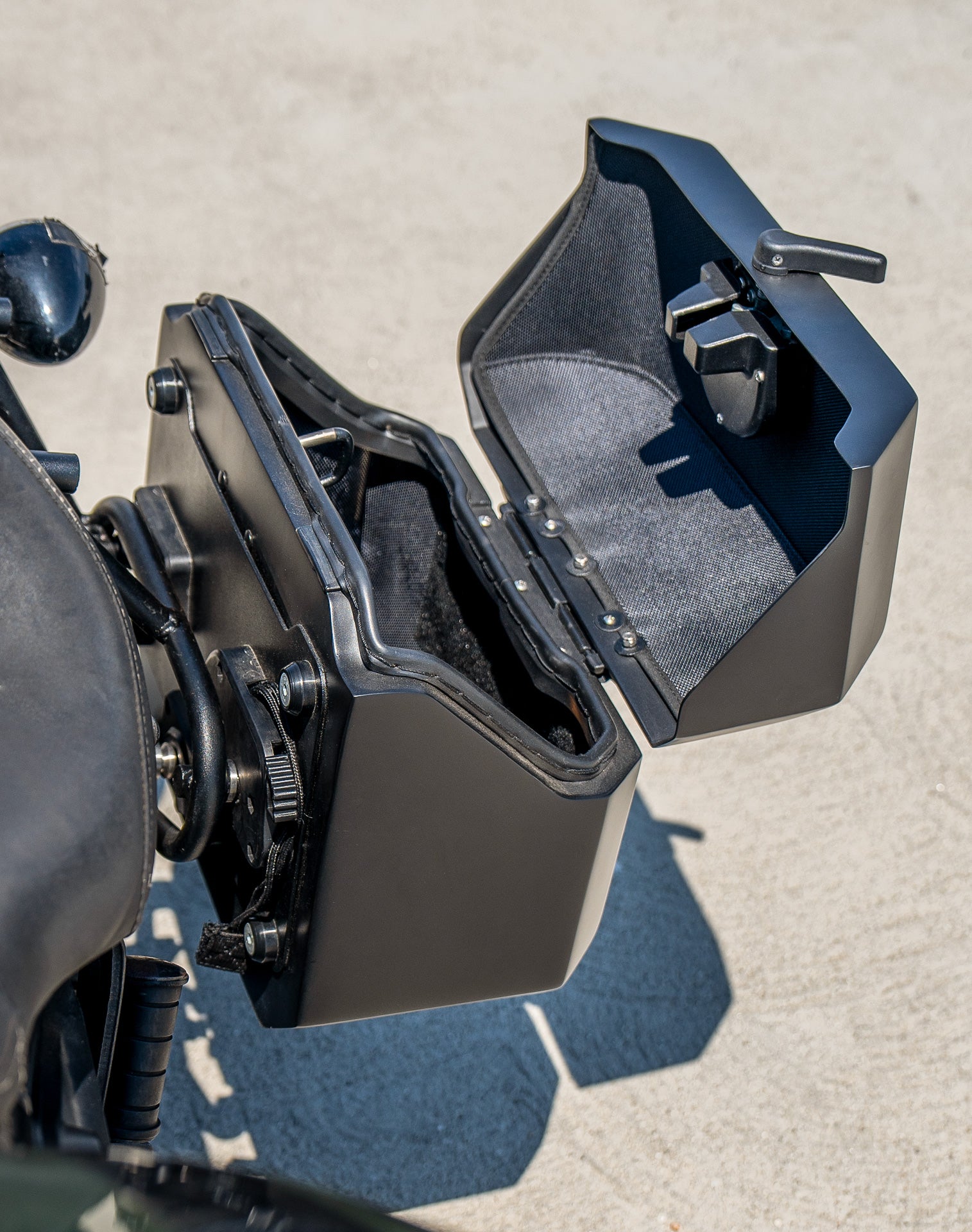 20L - Outlaw Quick-Mount Small Yamaha Bolt Specific Matte Hard Saddlebags Life style 3