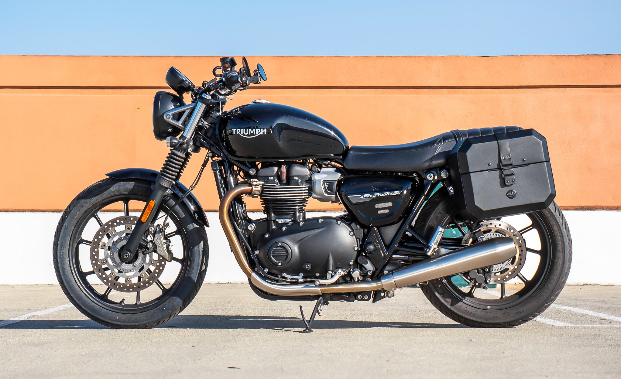 20L - Outlaw Quick-Mount Small Triumph Speed Twin 900 Leather Wrapped Hard Saddlebags Life Style Photo @expand