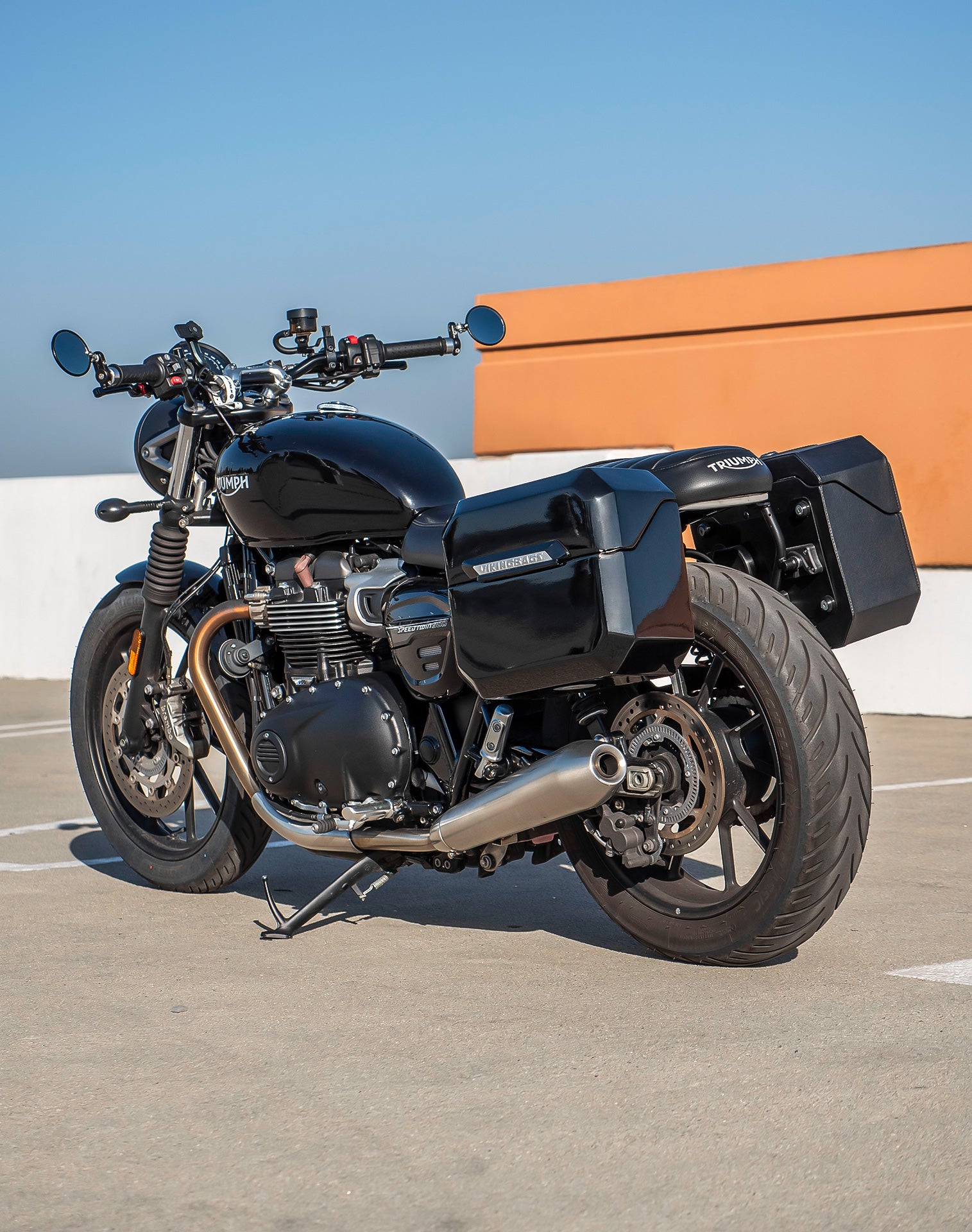 20L - Outlaw Quick-Mount Small Triumph Speed Twin 900 Painted Hard Saddlebags Life style 1