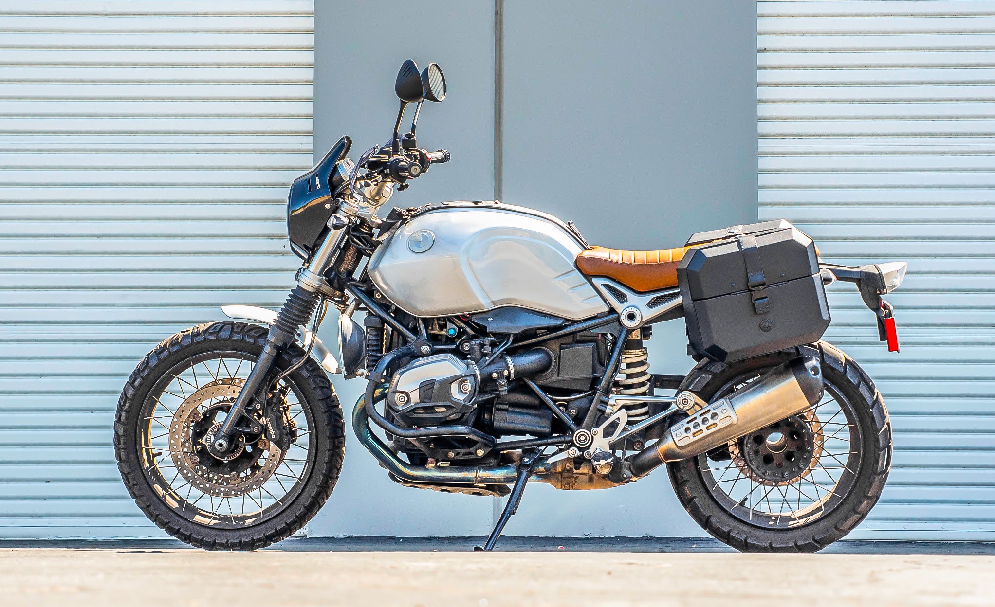 20L - Outlaw Quick-Mount Small BMW R nineT Pure/Racer/GS 2014+ Leather Wrapped Hard Saddlebags Life Style Photo @expand