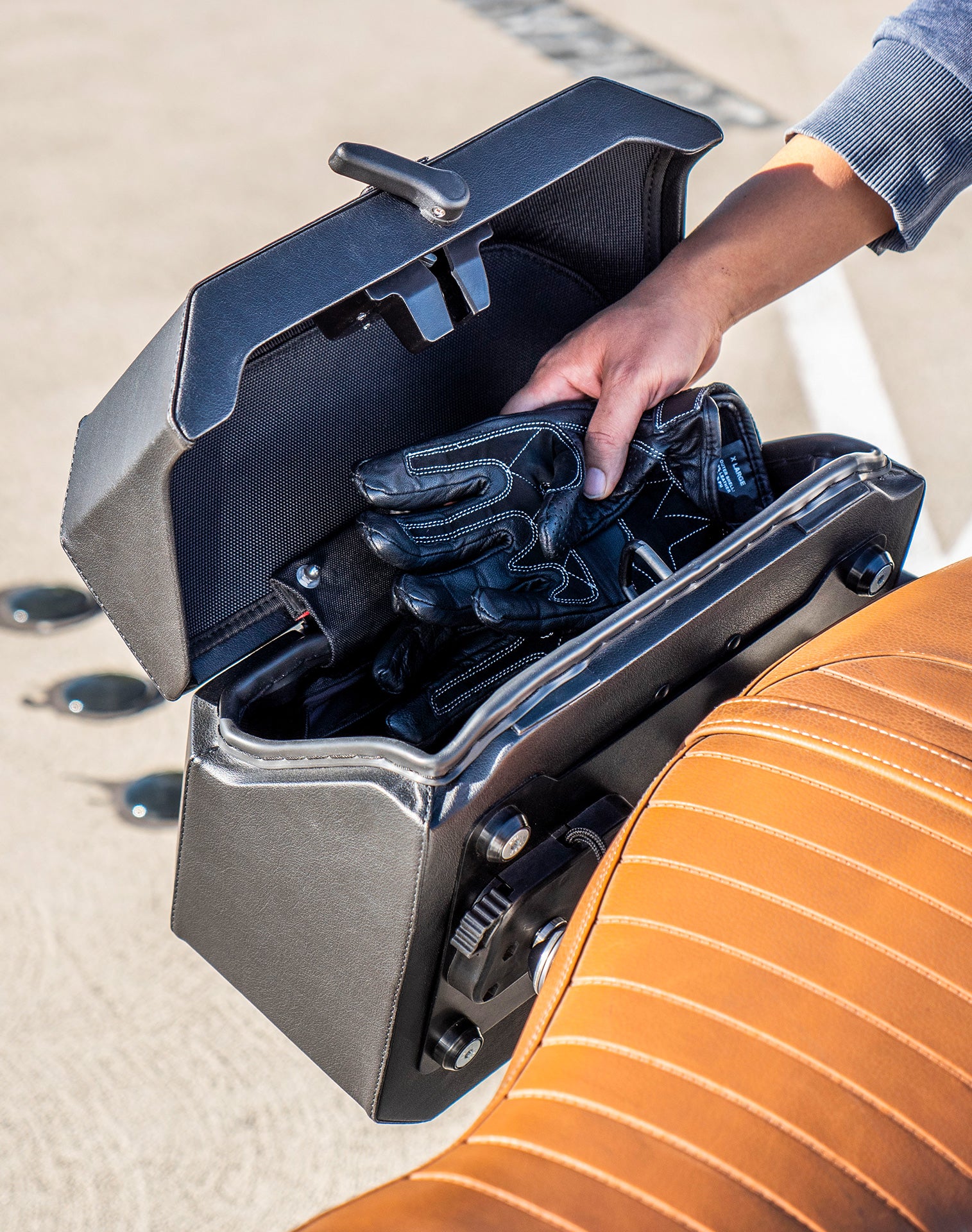 20L - Outlaw Quick-Mount Small BMW R nineT Pure/Racer/GS 2014+ Leather Wrapped Hard Saddlebags Life Style 4