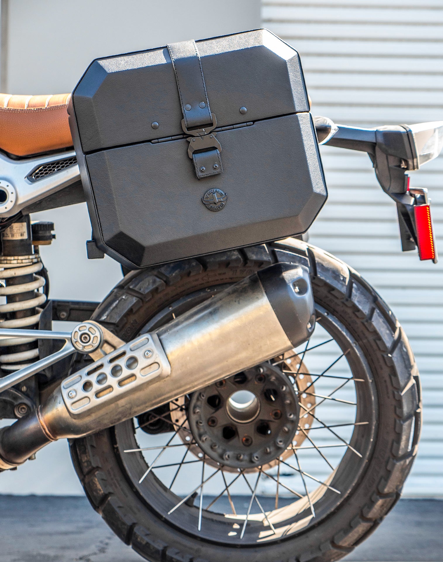 20L - Outlaw Quick-Mount Small BMW R nineT Pure/Racer/GS 2014+ Leather Wrapped Hard Saddlebags Life Style 2