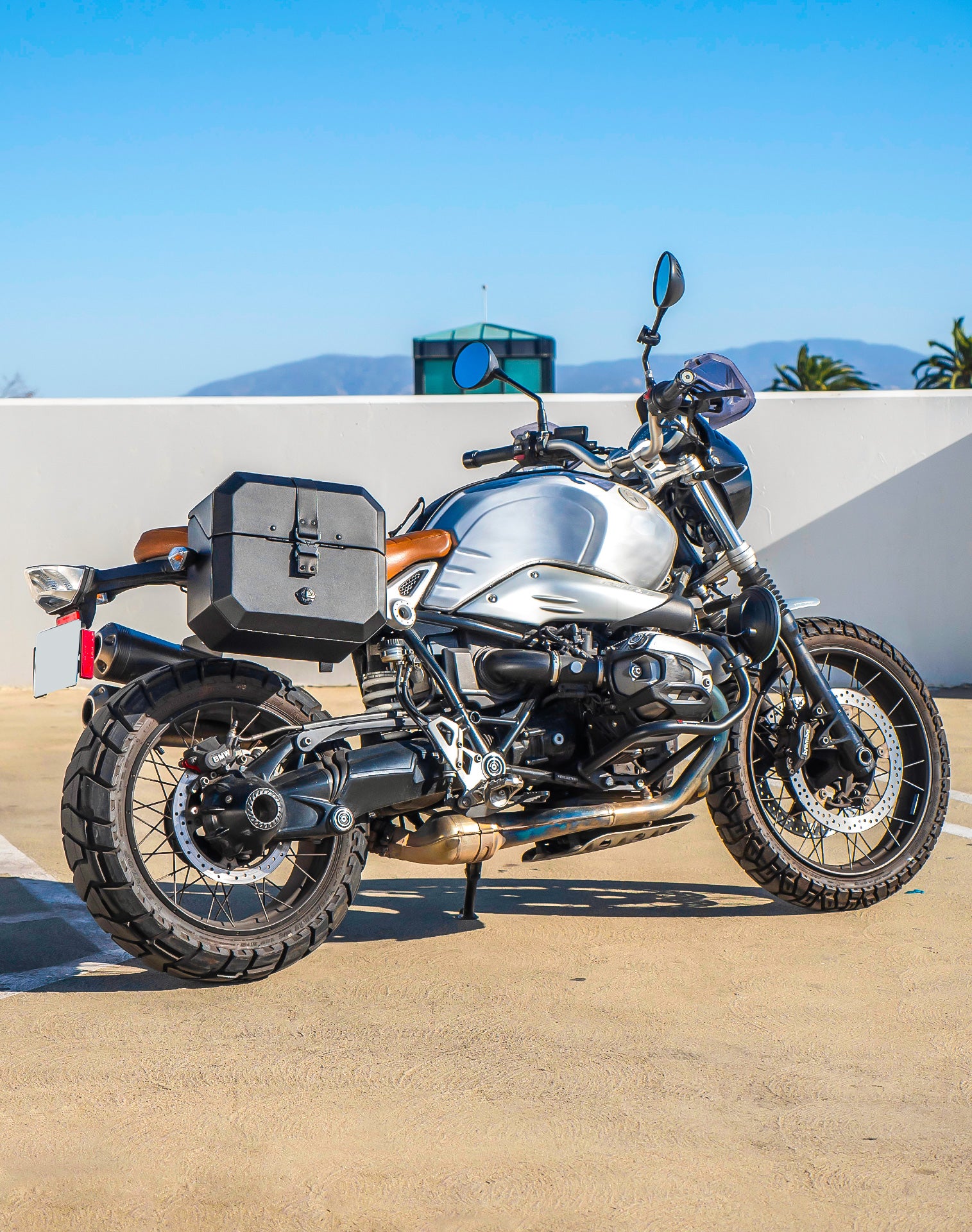 20L - Outlaw Quick-Mount Small BMW R nineT Pure/Racer/GS 2014+ Leather Wrapped Hard Saddlebags Life Style 1