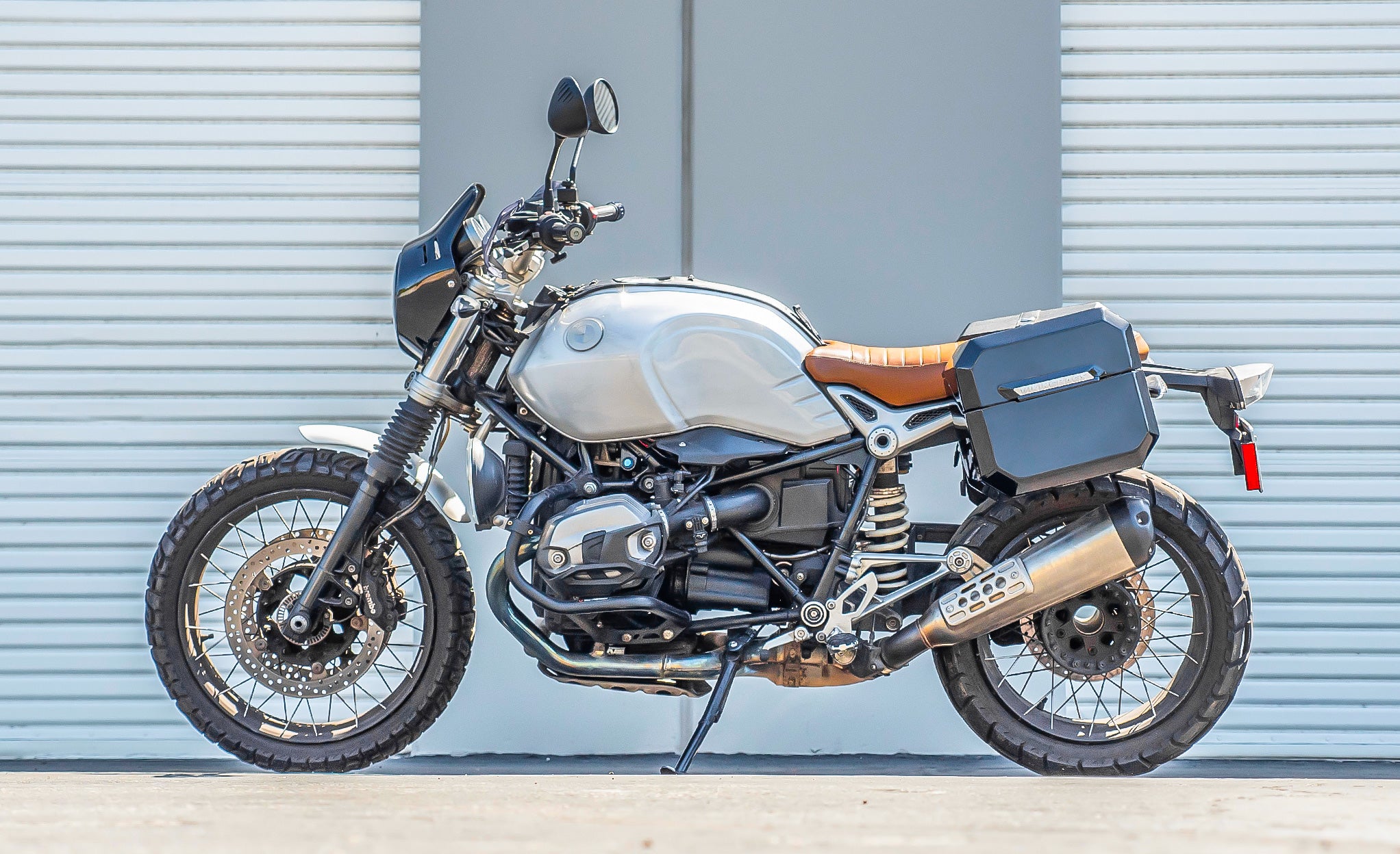 20L - Outlaw Quick-Mount Small BMW R nineT Pure/Racer/GS 2014+ Painted Hard Saddlebags Life Style Photo @expand