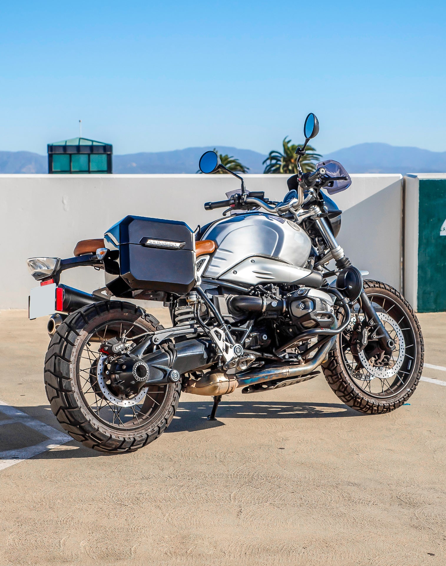 20L - Outlaw Quick-Mount Small BMW R nineT Pure/Racer/GS 2014+ Painted Hard Saddlebags Life style 1