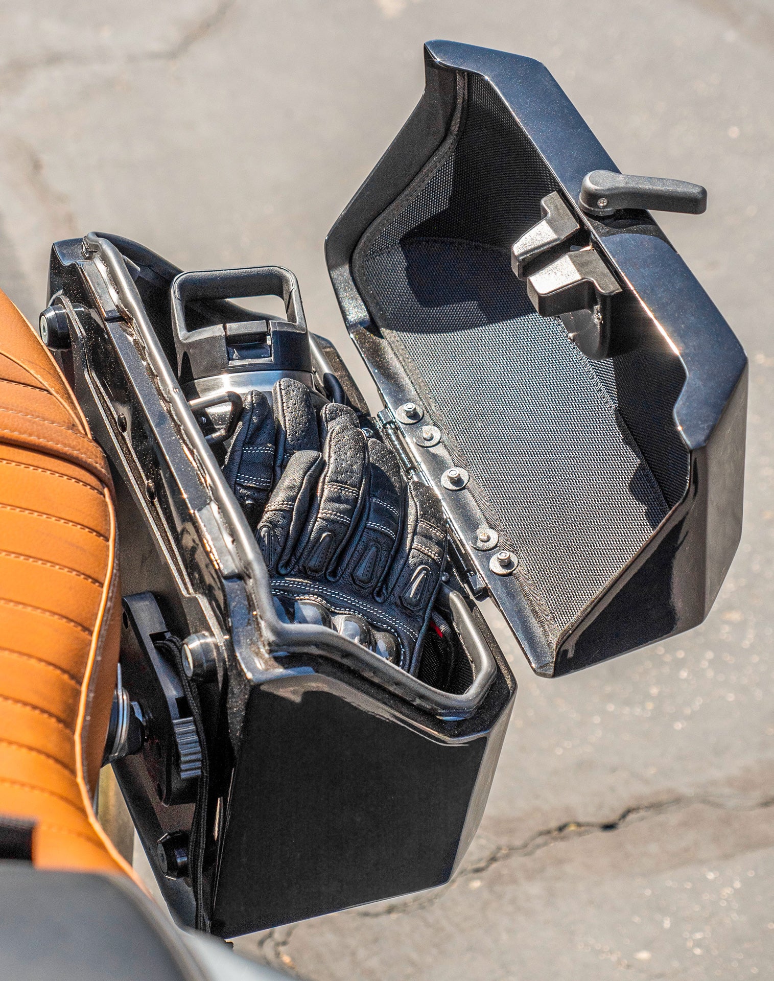 20L - Outlaw Quick-Mount Small BMW R nineT Pure/Racer/GS 2014+ Painted Hard Saddlebags Life style 3