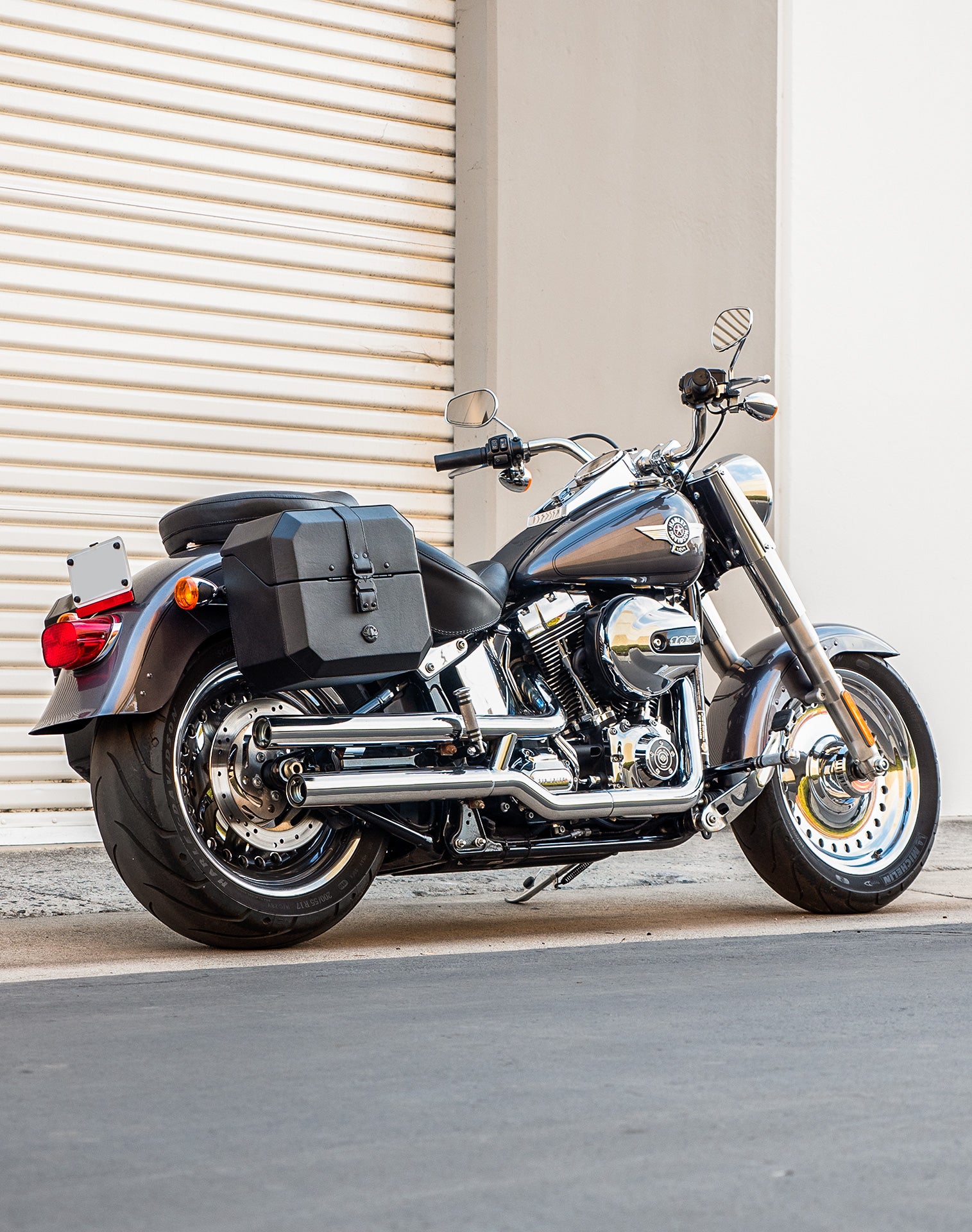 20L - Outlaw Quick-Mount Small Leather Wrapped Hard Saddlebags for Harley Softail Fat Boy FLSTF/I Life style 1