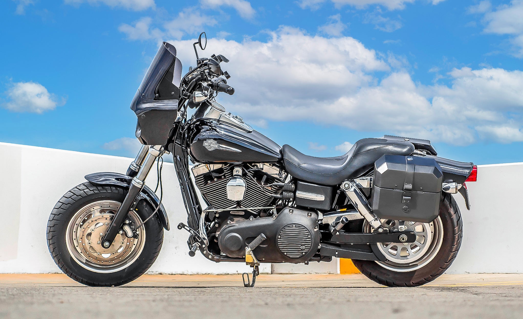 20L - Outlaw Quick-Mount Small Harley Dyna Fat Bob FXDF Leather Wrapped Hard Saddlebags Lifestyle @expand