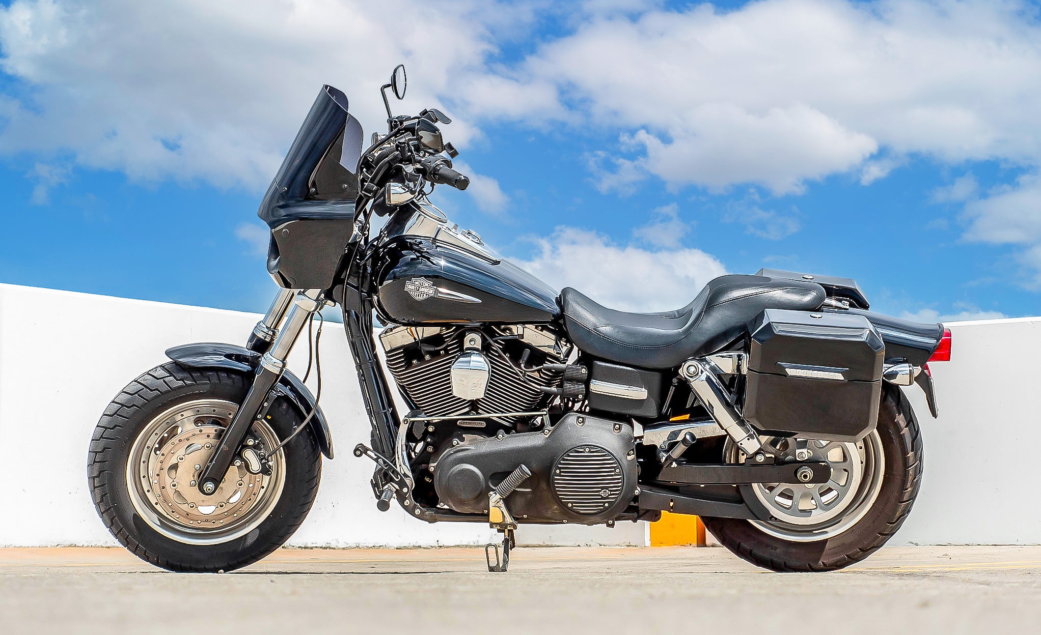 20L - Outlaw Quick-Mount Small Harley Dyna Fat Bob FXDF Painted Hard Saddlebags Life Style Photo @expand