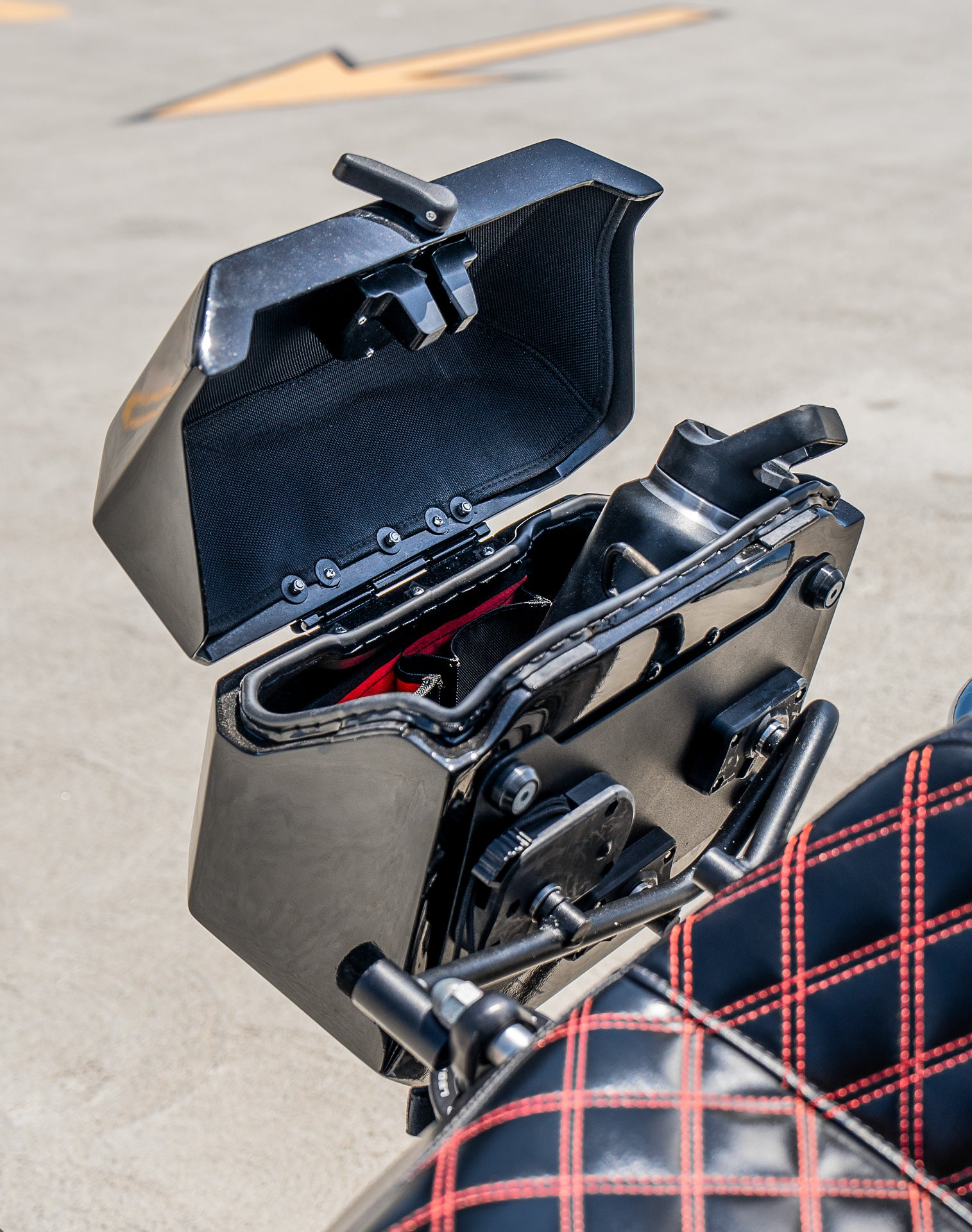 20L - Outlaw Quick-Mount Small Harley Dyna Street Bob FXDB Painted Hard Saddlebags Life style 4