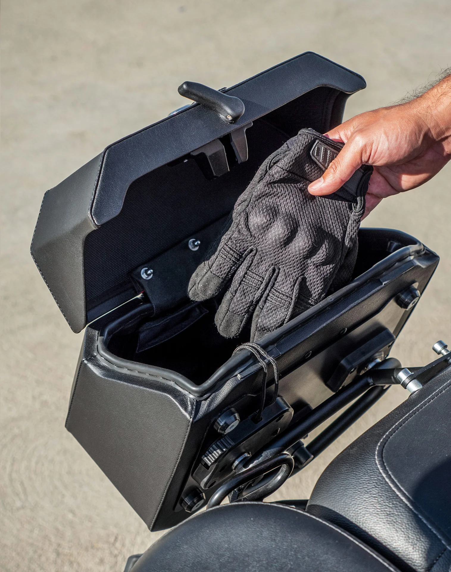 20L - Outlaw Quick-Mount Small Harley Dyna Wide Glide FXDWG Leather Wrapped Hard Saddlebags Life style 4