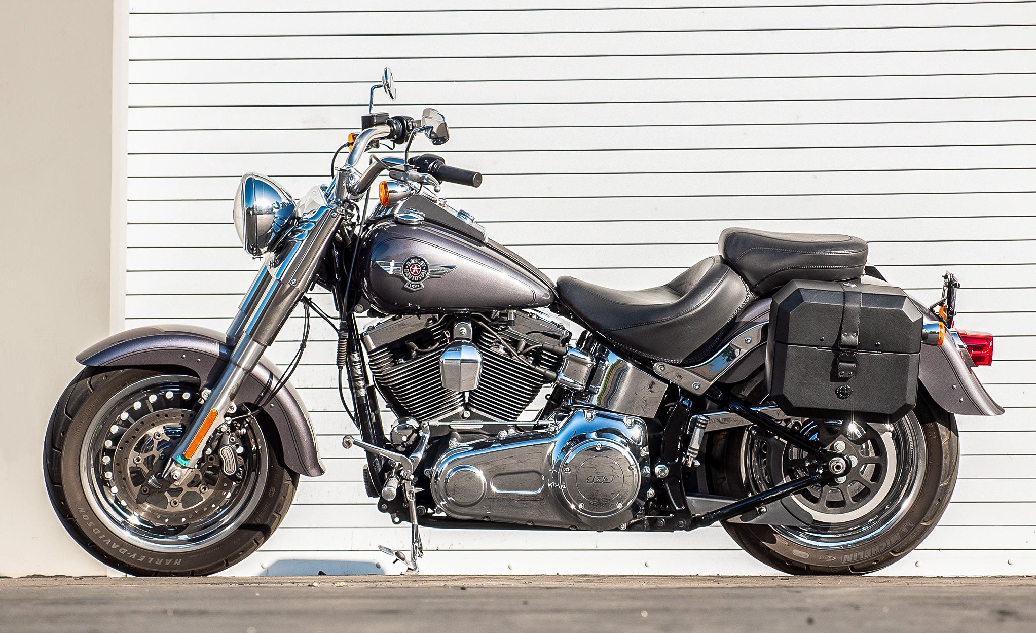 20L - Outlaw Quick-Mount Small Leather Wrapped Hard Saddlebags for Harley Softail Fat Boy Lo FLSTFB Life Style Photo @expand