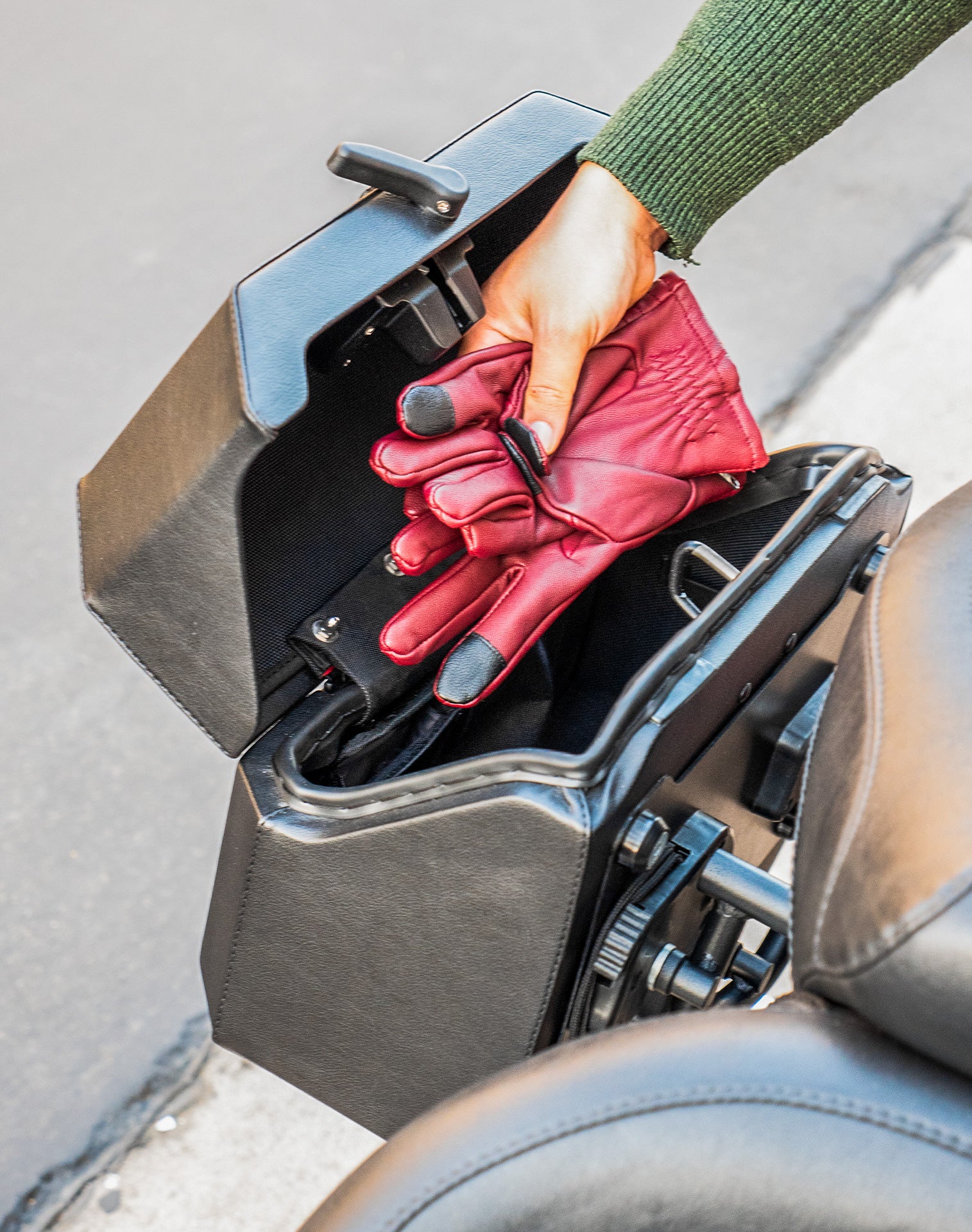 20L - Outlaw Quick-Mount Small Leather Wrapped Hard Saddlebags for Harley Softail Fat Boy Lo FLSTFB Life Style 4