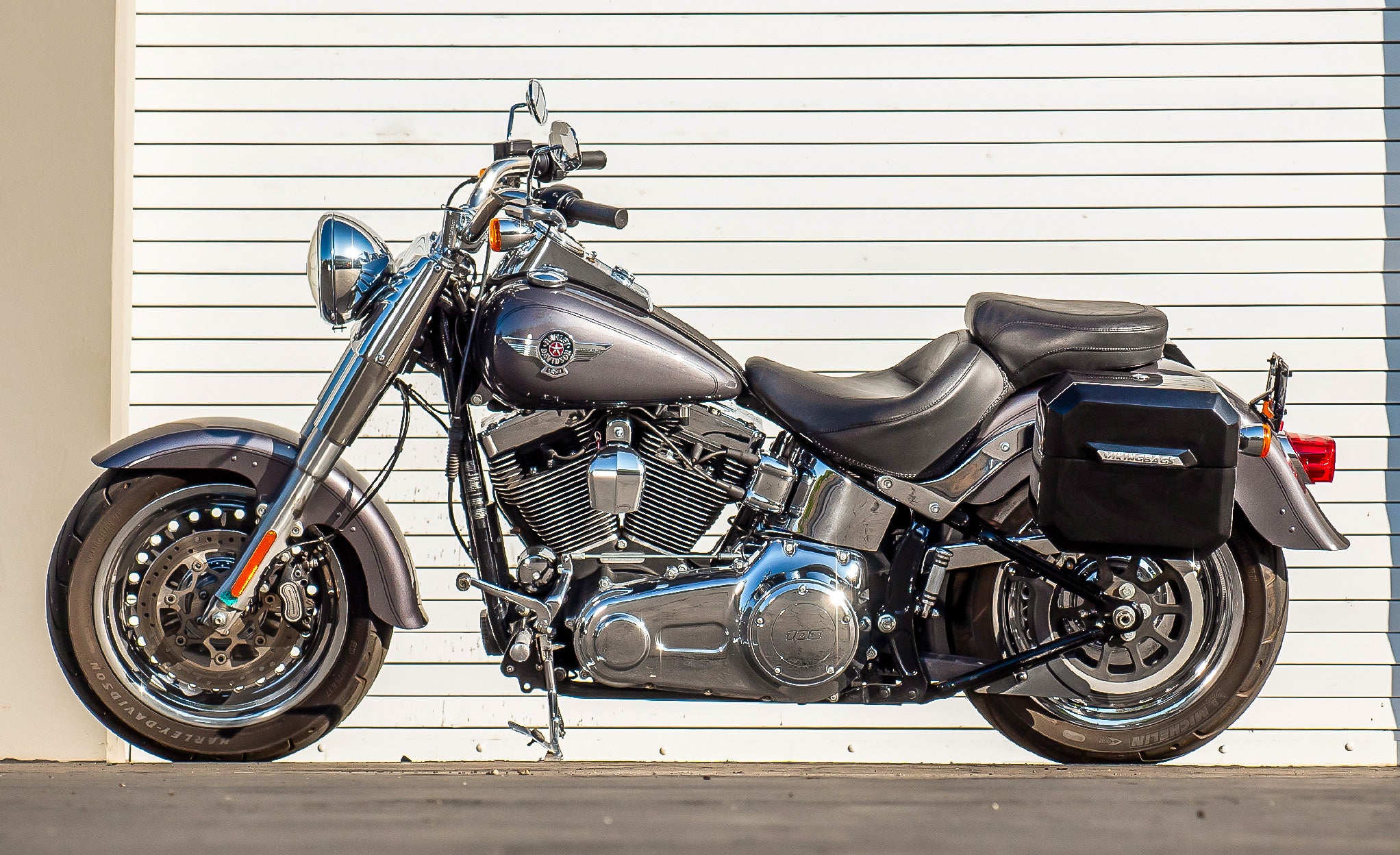 20L - Outlaw Quick-Mount Small Painted Hard Saddlebags for Harley Softail Fat Boy Lo FLSTFB Life Style Photo @expand