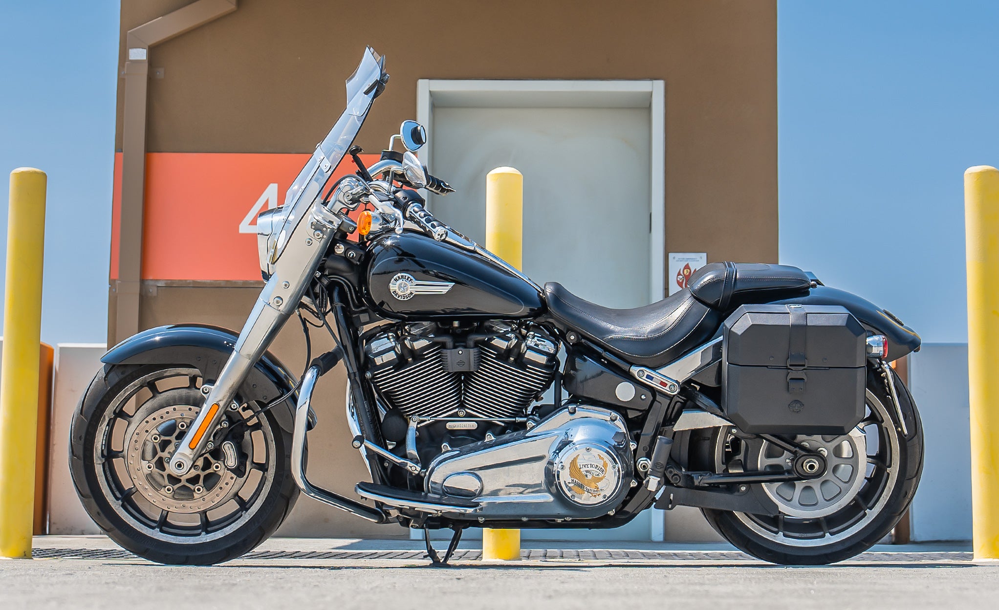 20L - Outlaw Quick-Mount Small Harley Softail Fat Boy FLFB/S Leather Wrapped Hard Saddlebags Lifestyle @expand