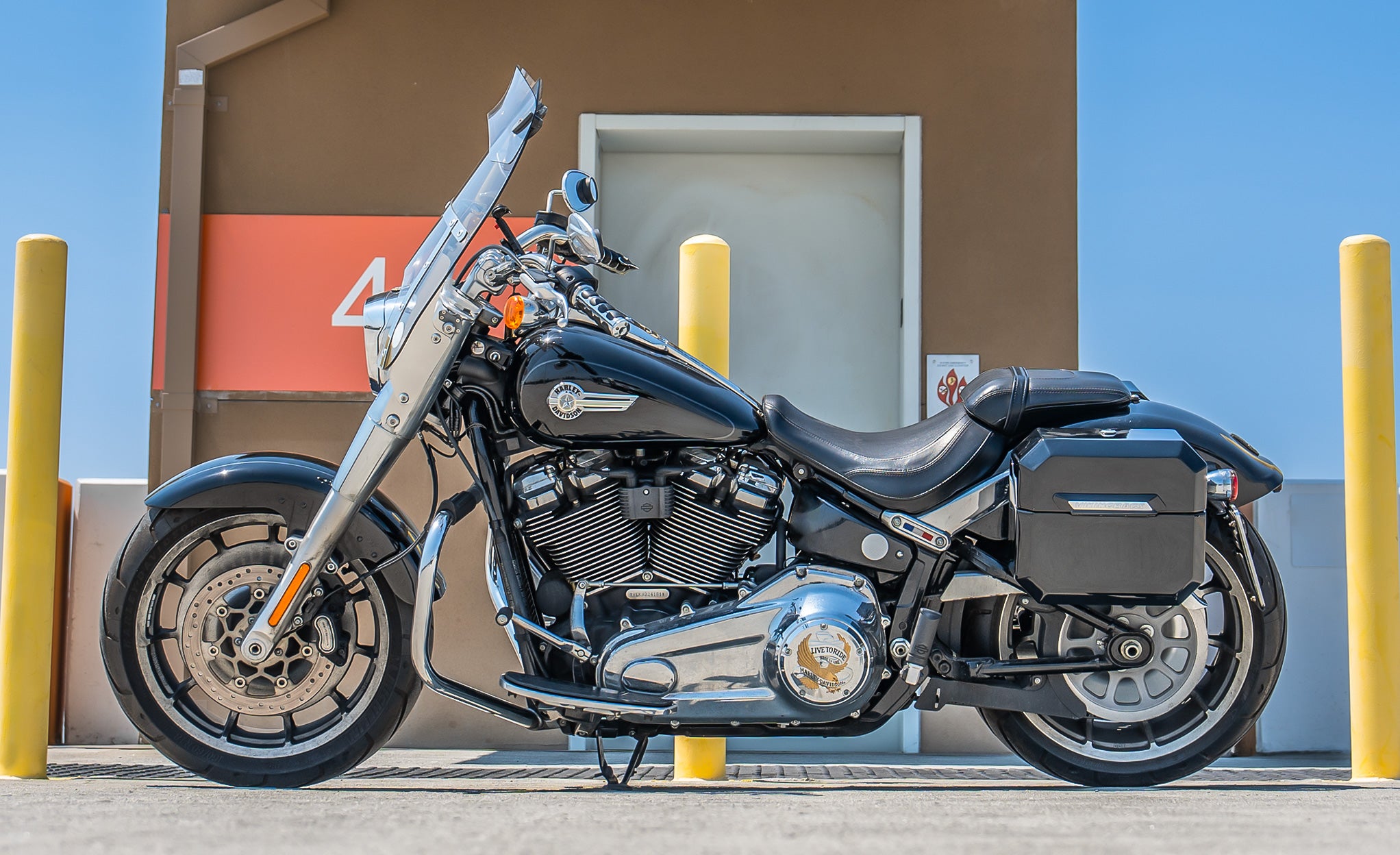 20L - Outlaw Quick-Mount Small Harley Softail Fat Boy FLFB/S Painted Hard Saddlebags Lifestyle @expand