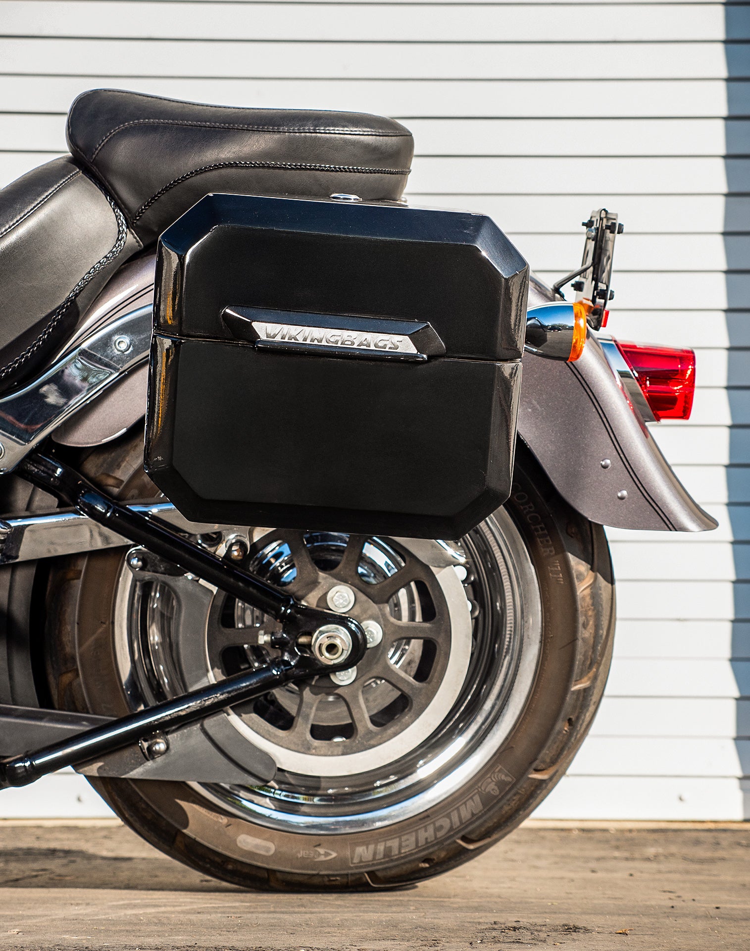 20L - Outlaw Quick-Mount Small Painted Hard Saddlebags for Heritage Classic FLSTC/I Life style 2