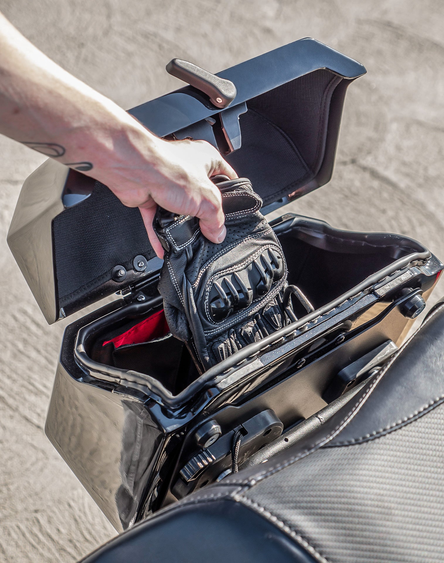 20L - Outlaw Quick-Mount Small Harley Softail Standard FXST Painted Hard Saddlebags Life style 4