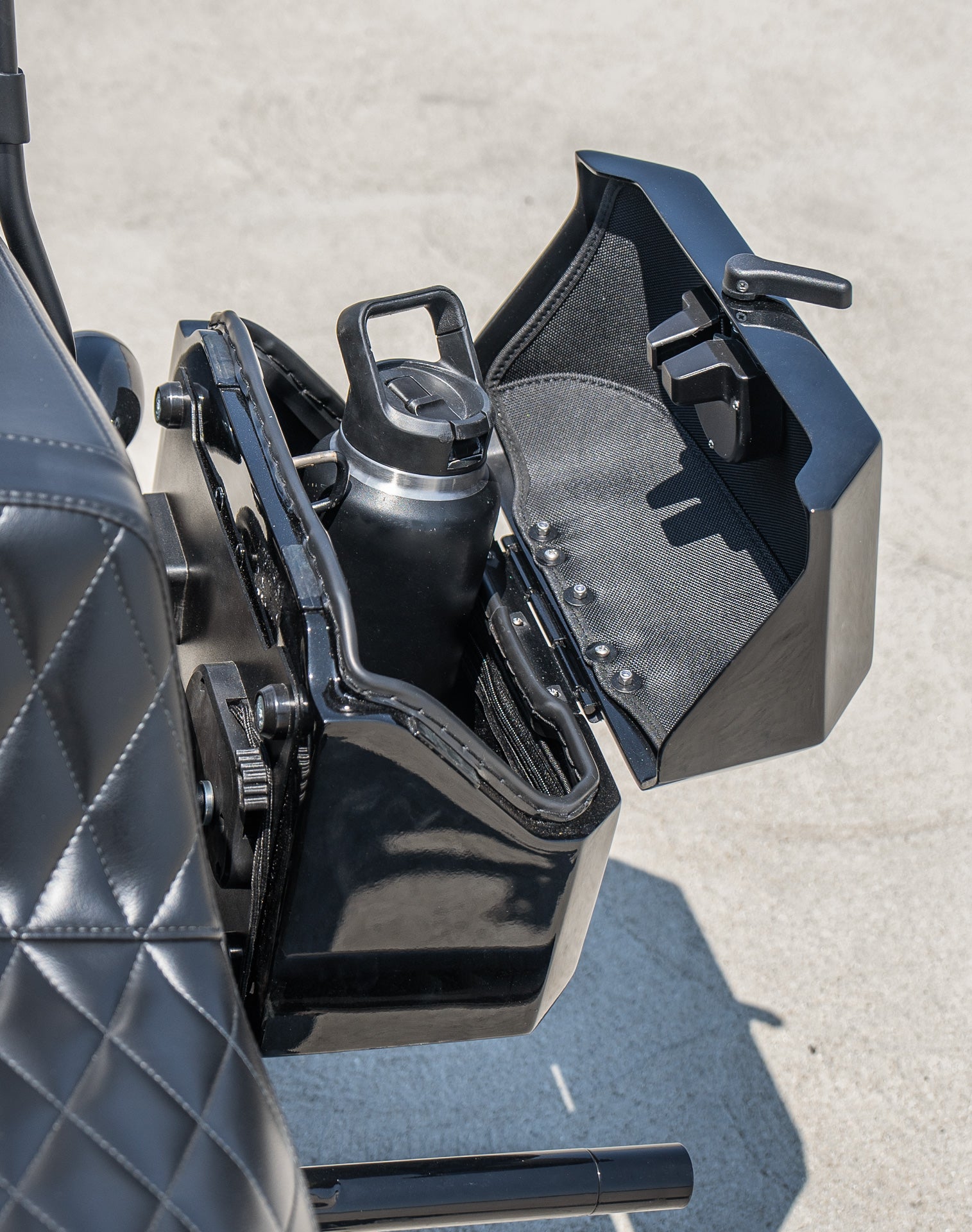 20L - Outlaw Quick-Mount Small Harley Softail Street Bob Painted Hard Saddlebags Life style 3