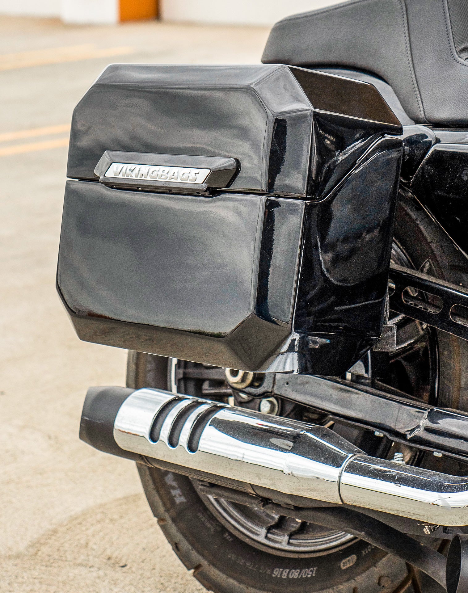 20L - Outlaw Quick-Mount Small Harley Sportster 1200 Custom XL1200C Painted Hard Saddlebags Life style 3