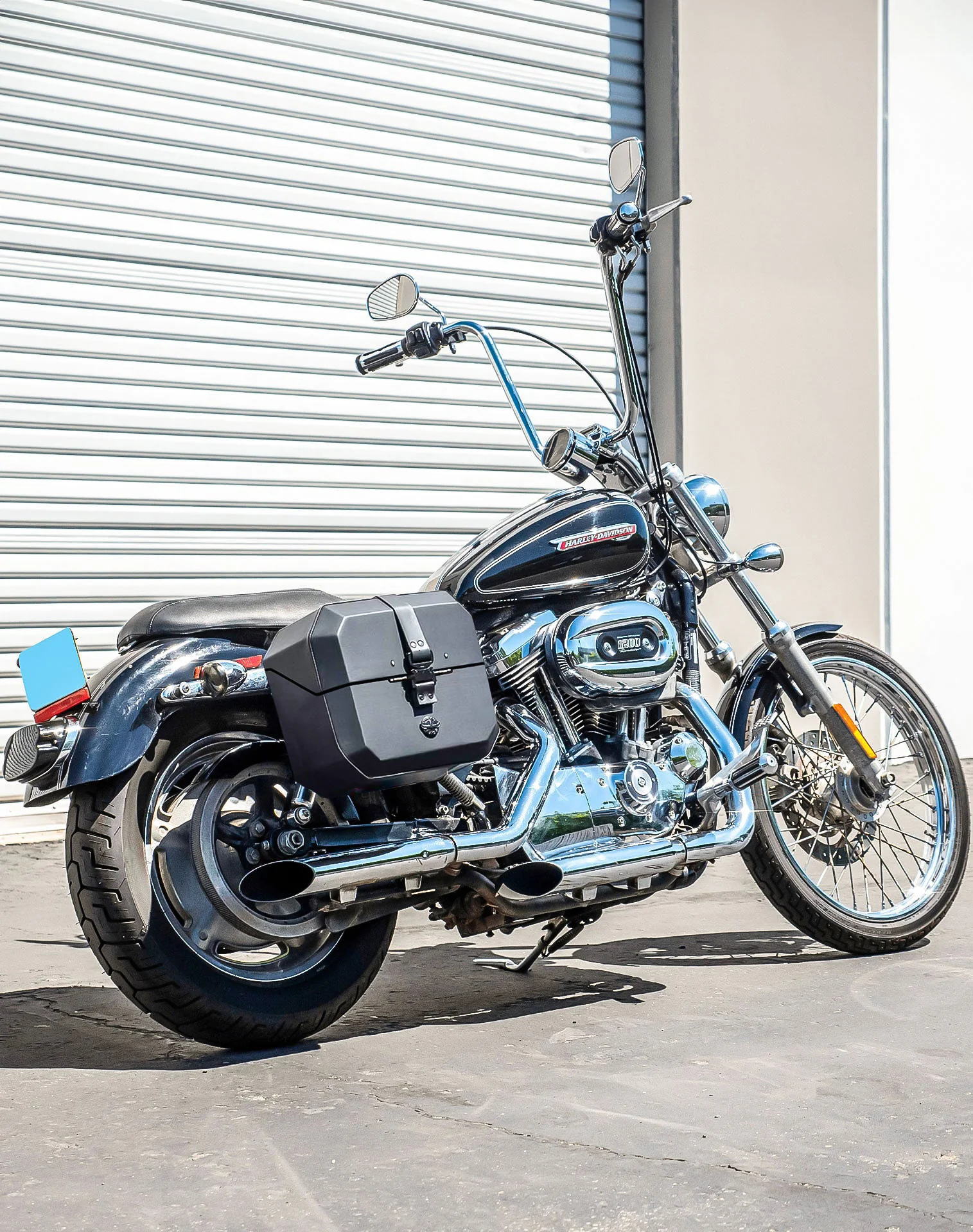 20L - Outlaw Quick-Mount Small Harley Sportster 1200 Custom XL1200C Leather Wrapped Hard Saddlebags Life Style 1