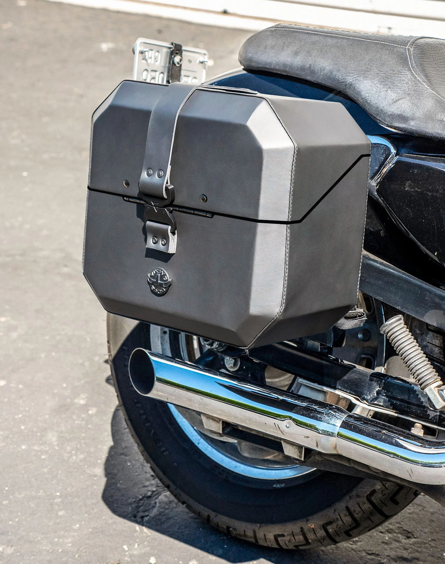 20L - Outlaw Quick-Mount Small Harley Sportster 1200 Custom XL1200C Leather Wrapped Hard Saddlebags Life Style 3