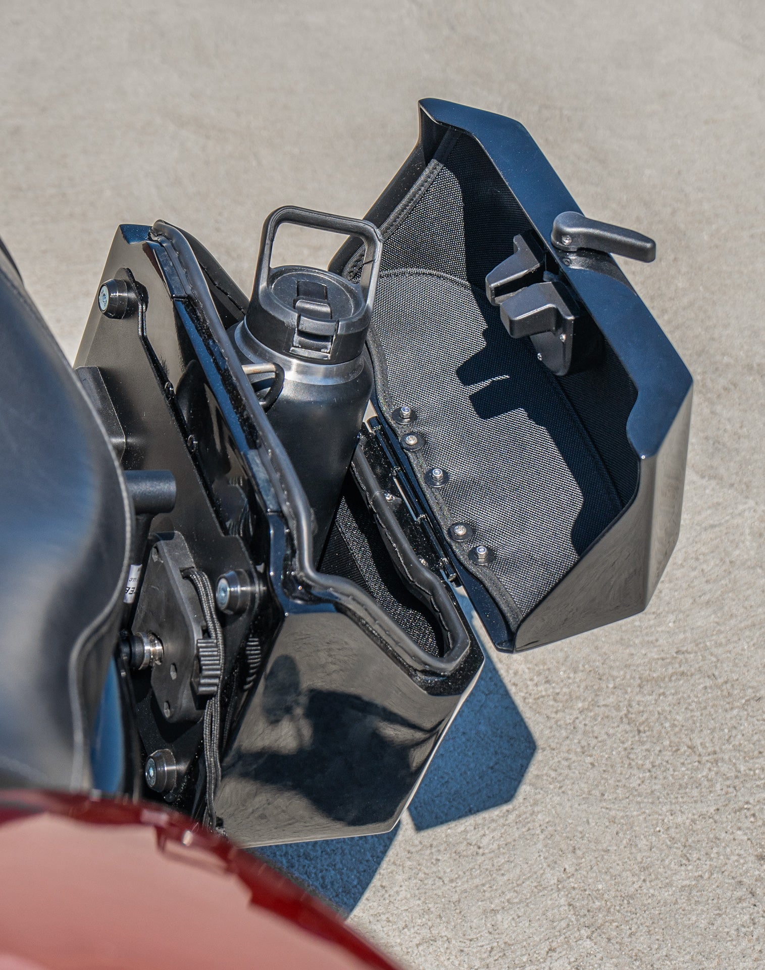 20L - Outlaw Quick-Mount Small Harley Sportster 883 Custom XL883C Painted Hard Saddlebags Lifestyle 4