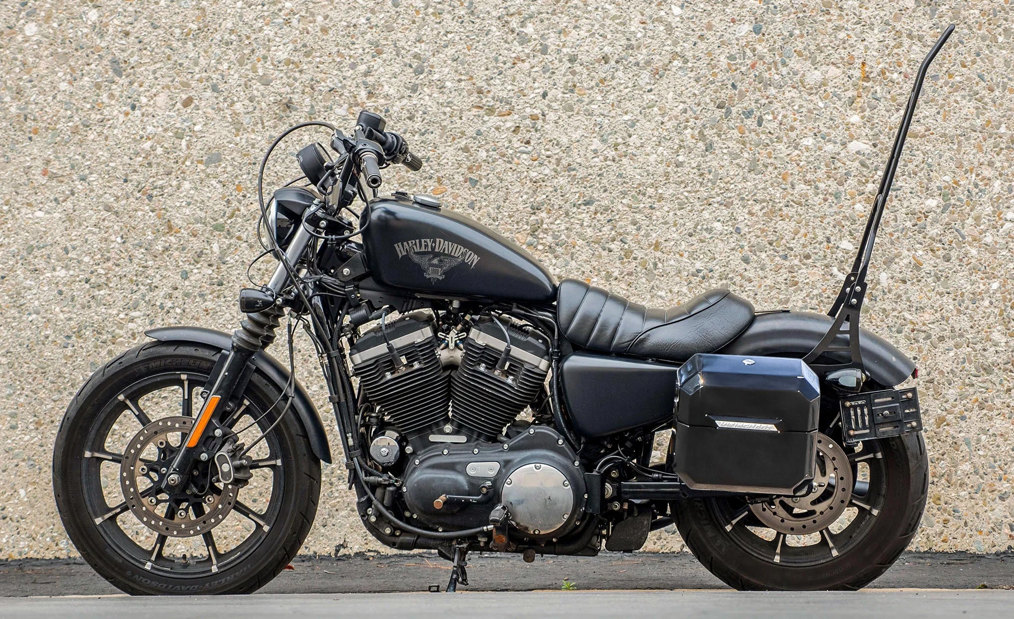 20L - Outlaw Quick-Mount Small Harley Sportster 883 Iron XL883N Painted Hard Saddlebags Lifestyle @expand