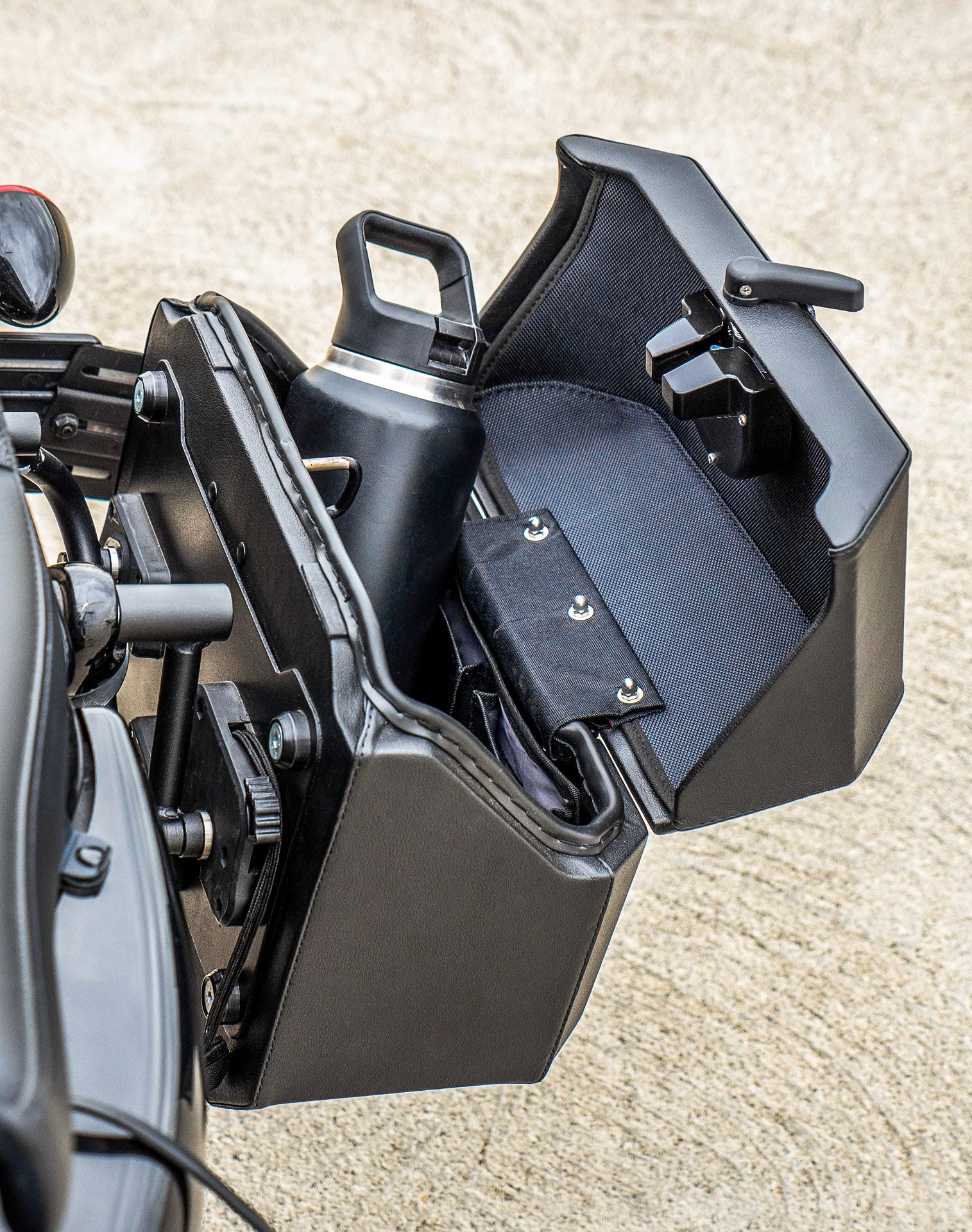 20L - Outlaw Quick-Mount Small Harley Sportster Forty Eight 48 Leather Wrapped Hard Saddlebags Life style 4