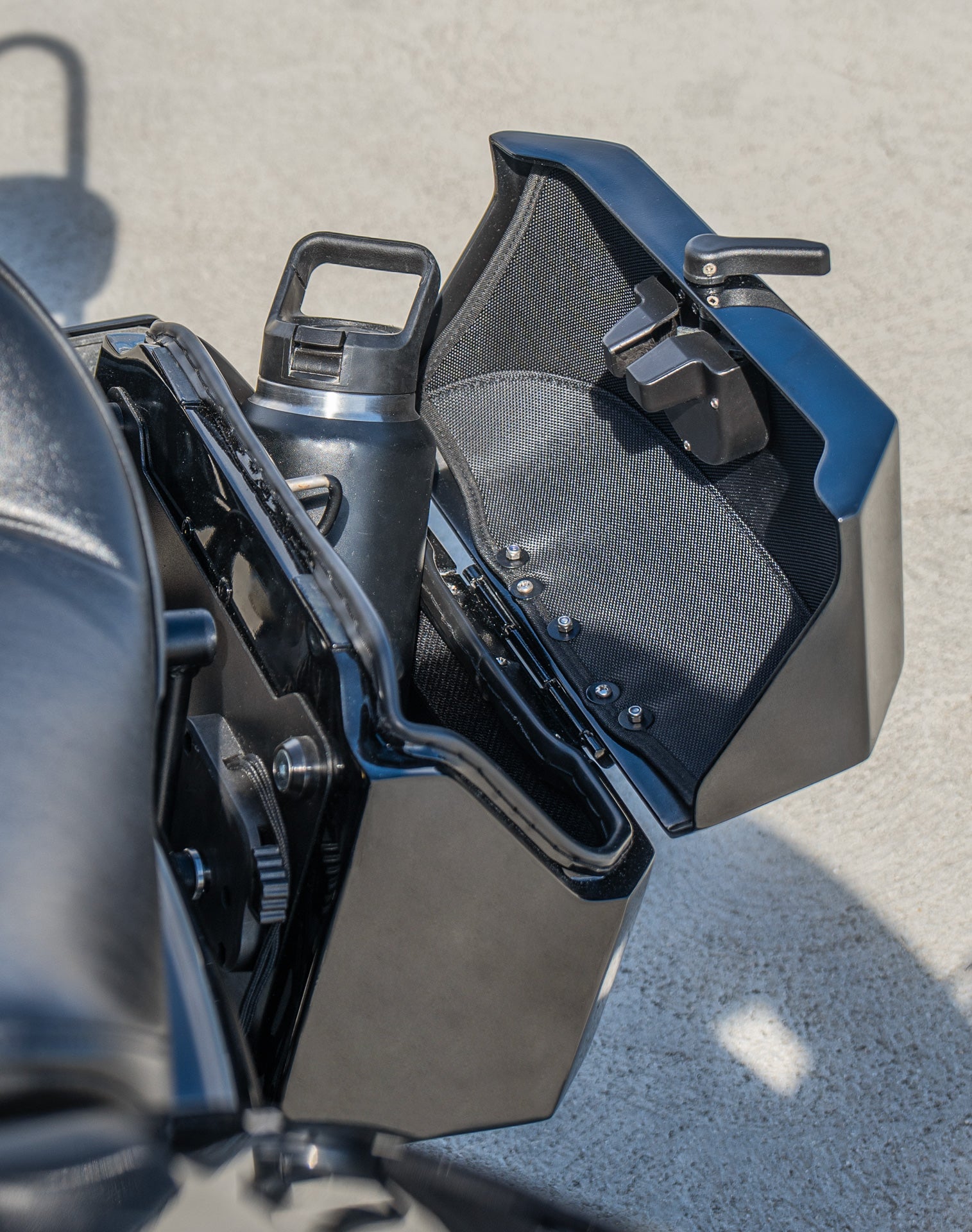 20L - Outlaw Quick-Mount Small Harley Sportster Iron 1200 Painted Hard Saddlebags Lifestyle 4