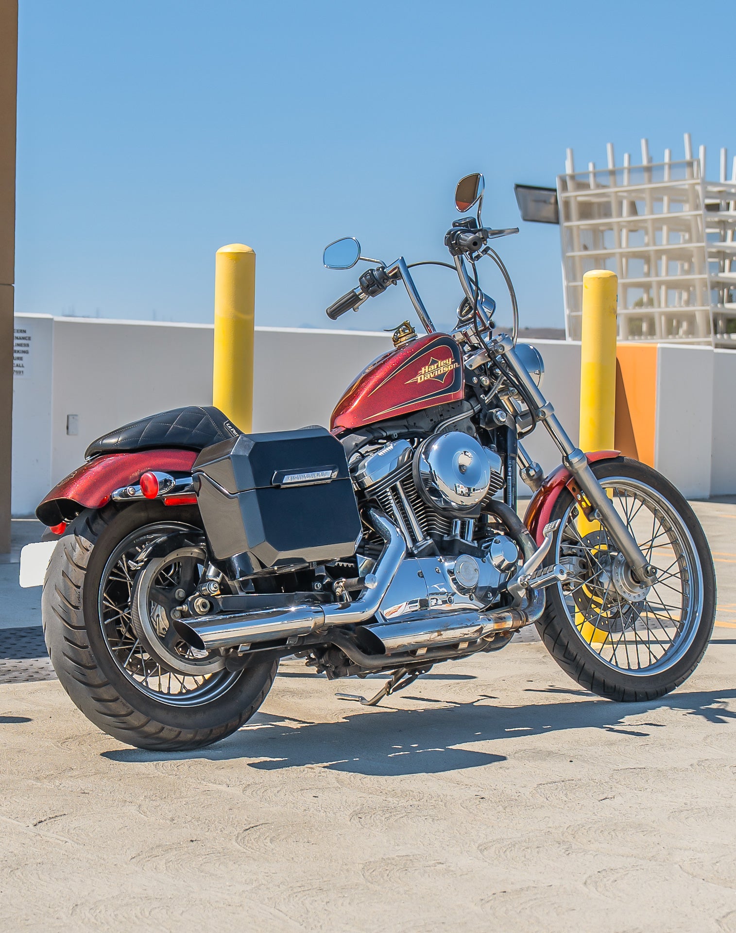 20L - Outlaw Quick-Mount Small Harley Sportster Seventy Two 72 Painted Hard Saddlebags Life style 1